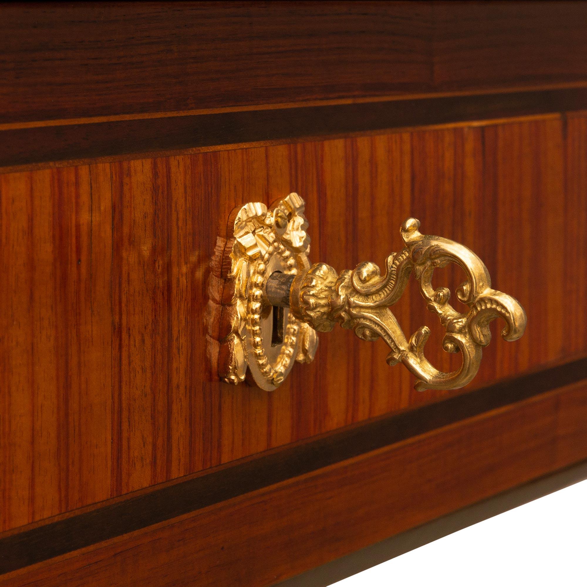 Schreibtisch aus Tulpenholz, Veilchenholz und Goldbronze im französischen Louis-XV-Stil, signiert Krieger im Angebot 3