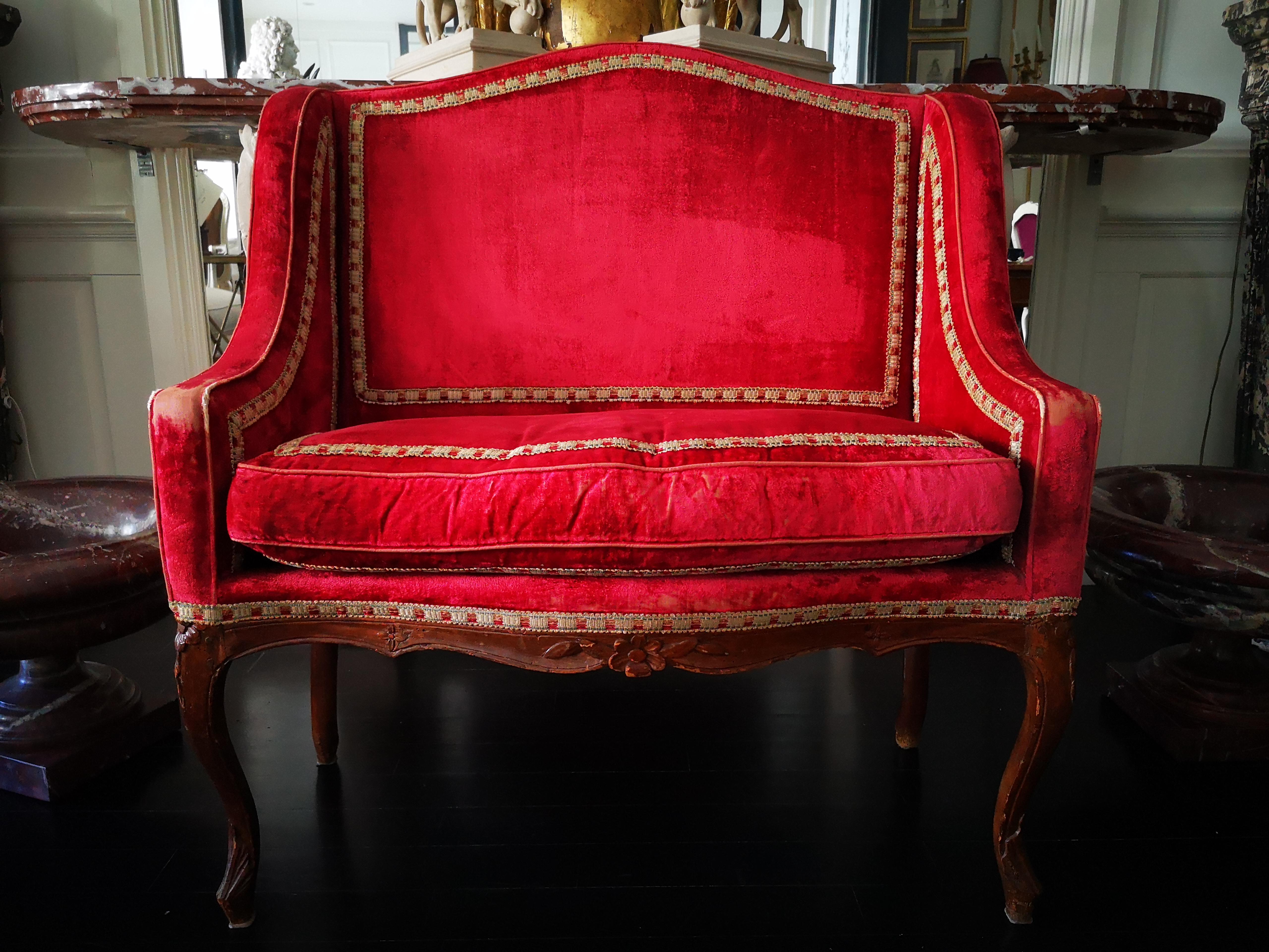 French Louis XV style Provencal Banquette (Narrow Settee)
Very lovely, original raspberry colored velvet with passementerie.


  