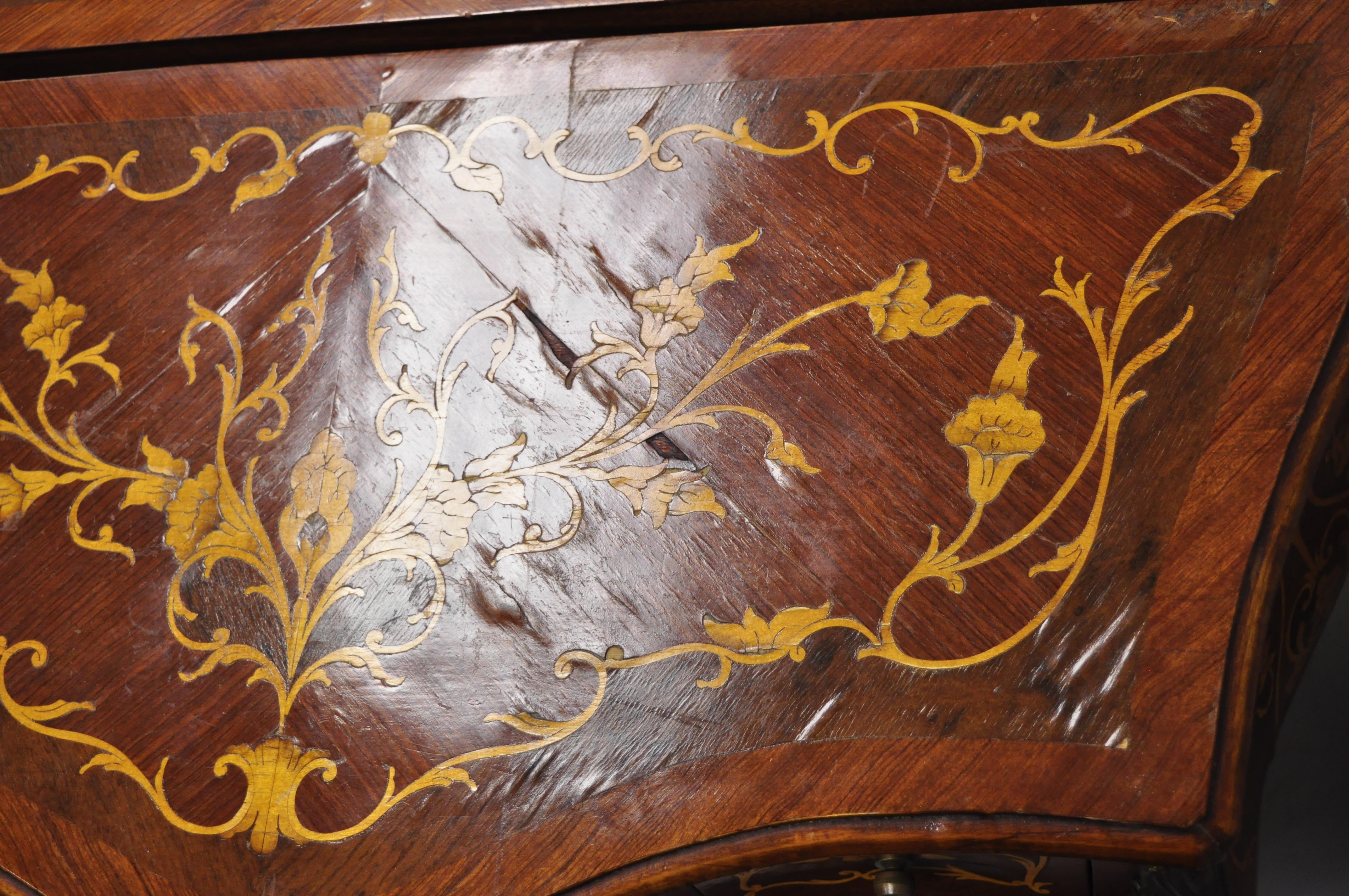 French Louis XV Styl Marquetry Inlay Bombe Commode Chest Bedside Table, a Pair In Good Condition In Philadelphia, PA