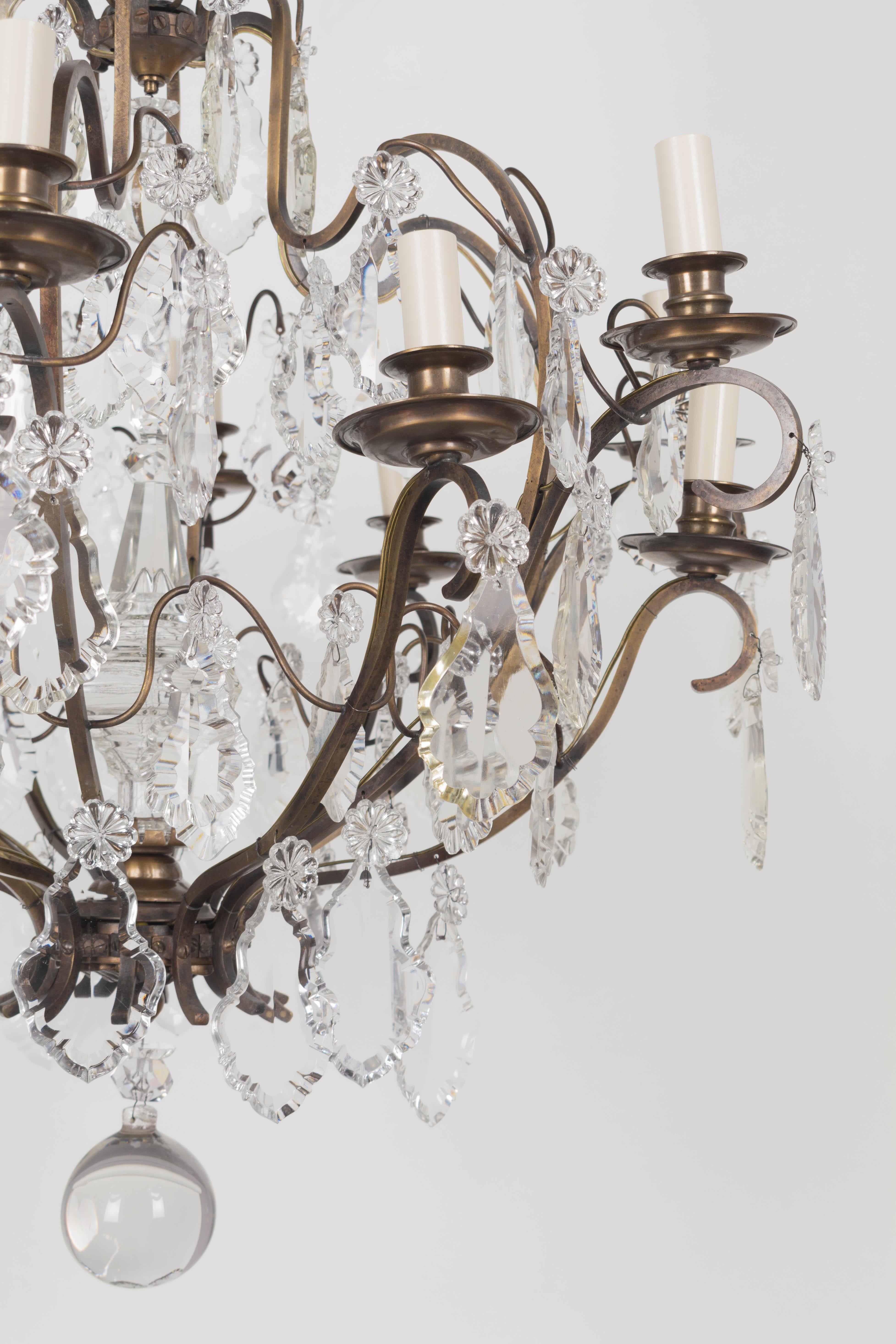 Lampadario francese di cristallo a 12 luci in stile Luigi XV in vendita 7