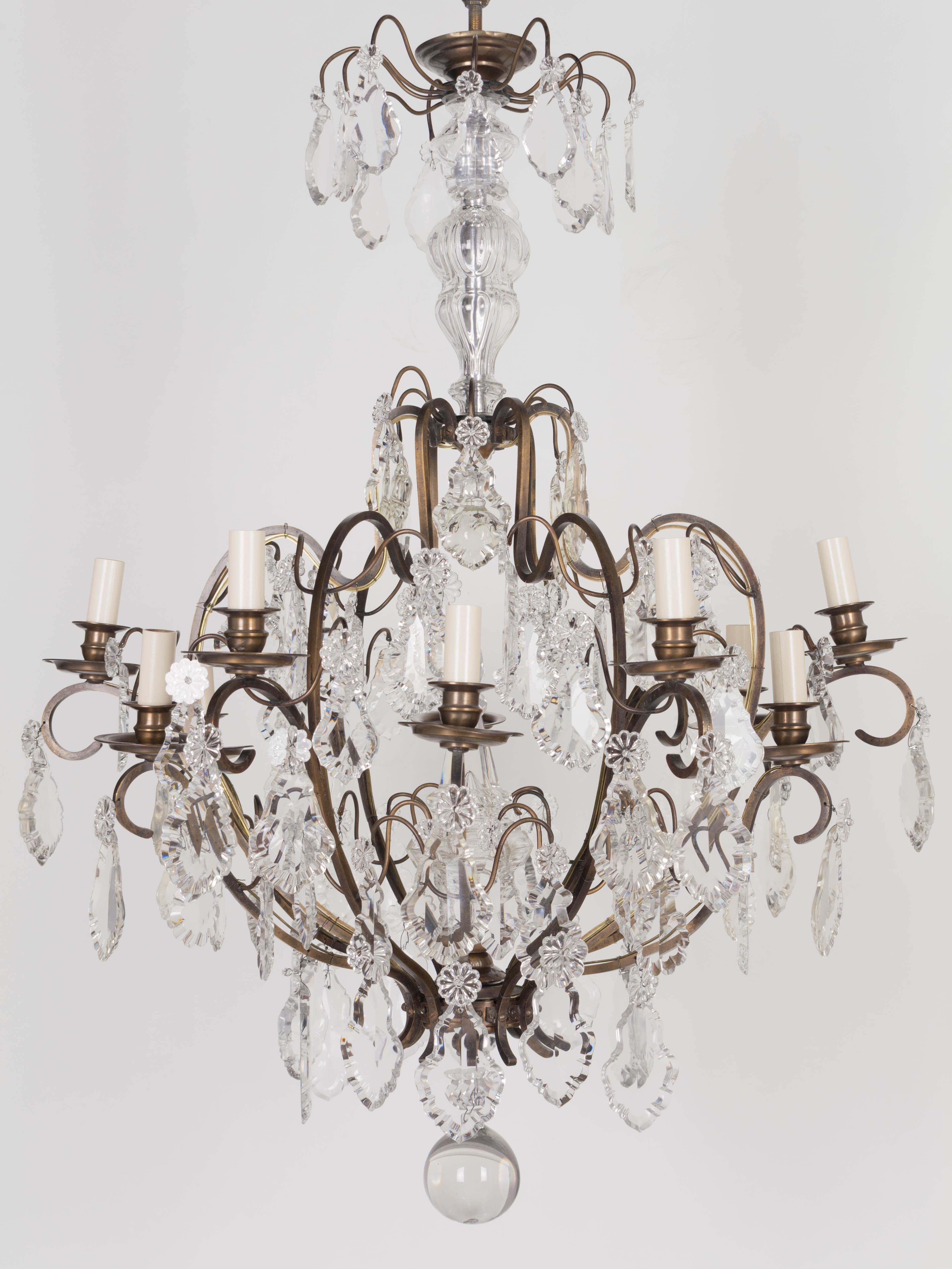 XX secolo Lampadario francese di cristallo a 12 luci in stile Luigi XV in vendita