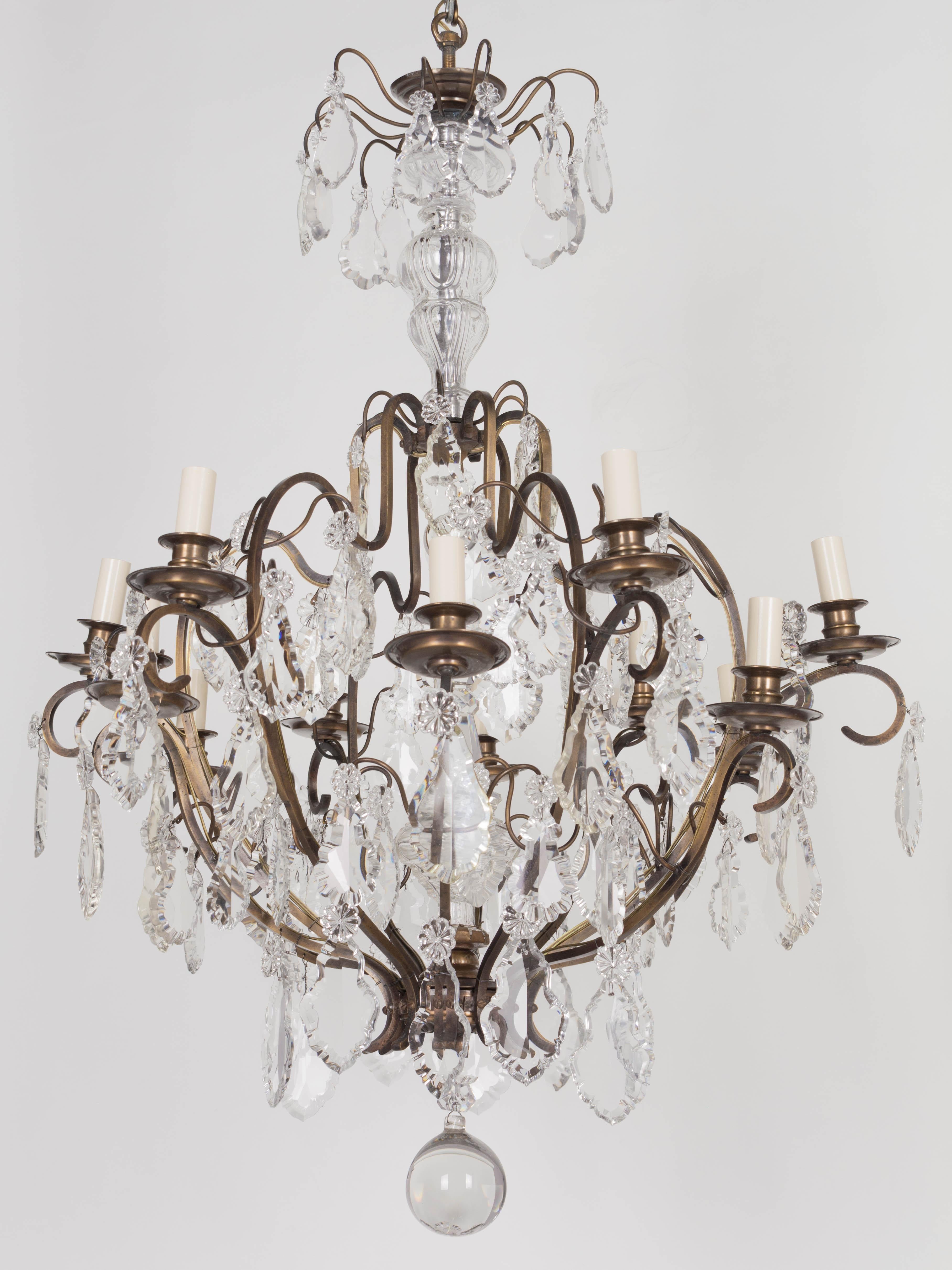 Ottone Lampadario francese di cristallo a 12 luci in stile Luigi XV in vendita