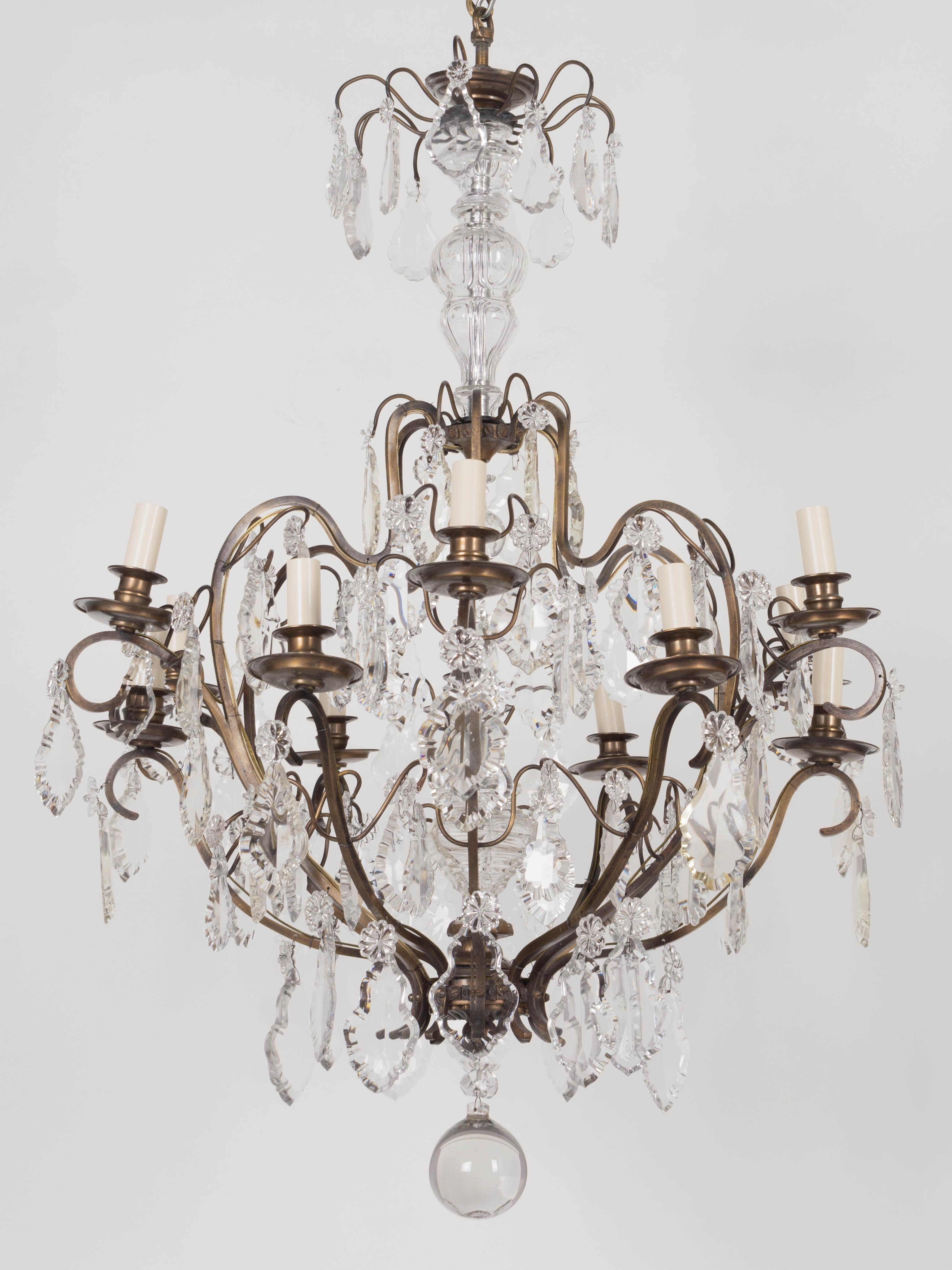Lampadario francese di cristallo a 12 luci in stile Luigi XV in vendita 1
