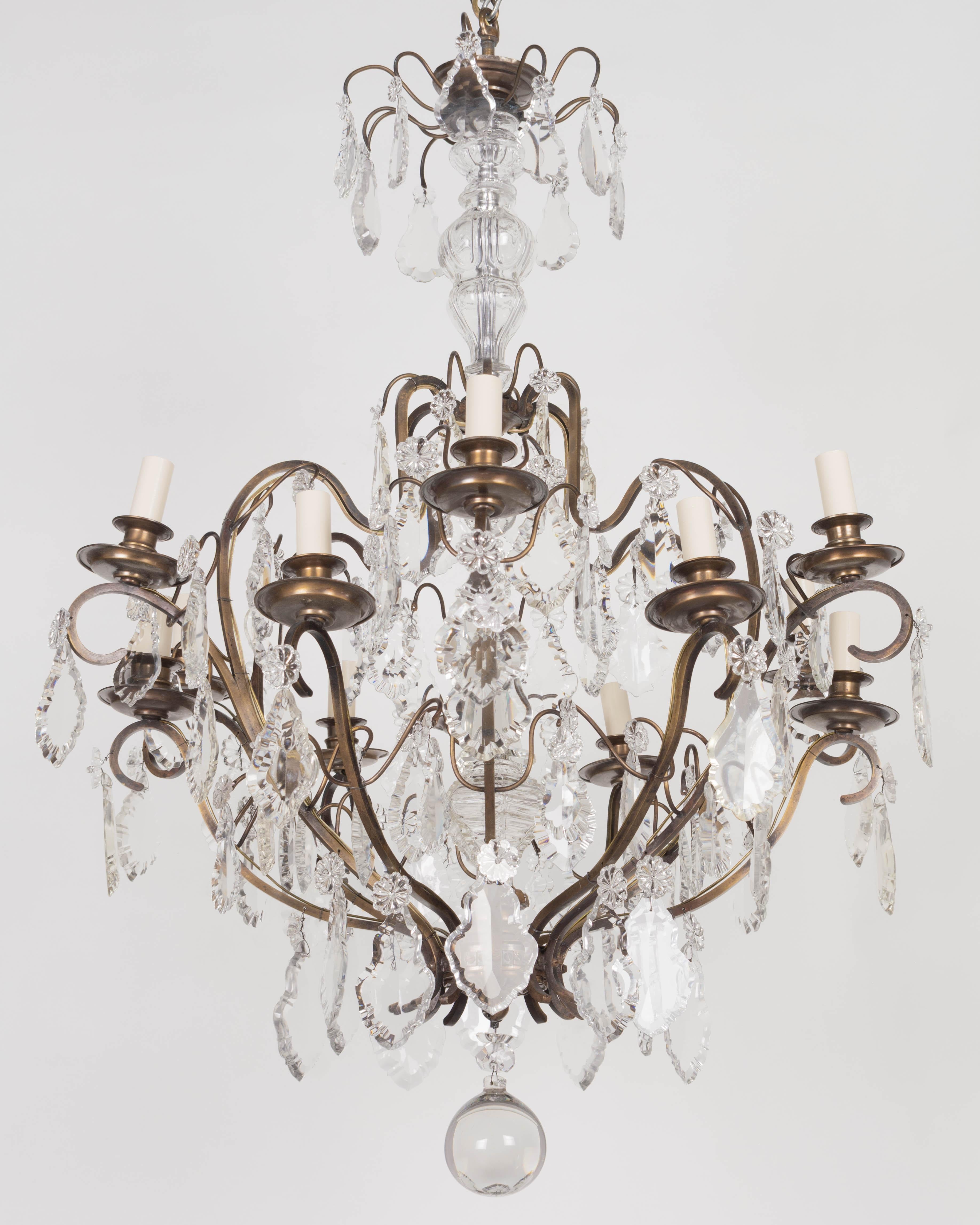 Lampadario francese di cristallo a 12 luci in stile Luigi XV in vendita 2
