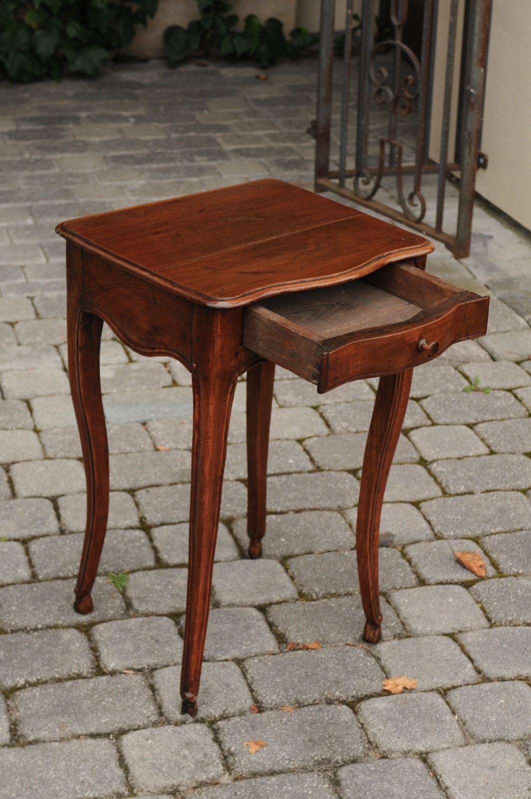 French Louis XV Style 1800s Walnut Side Table with Scalloped Apron and Drawer 2