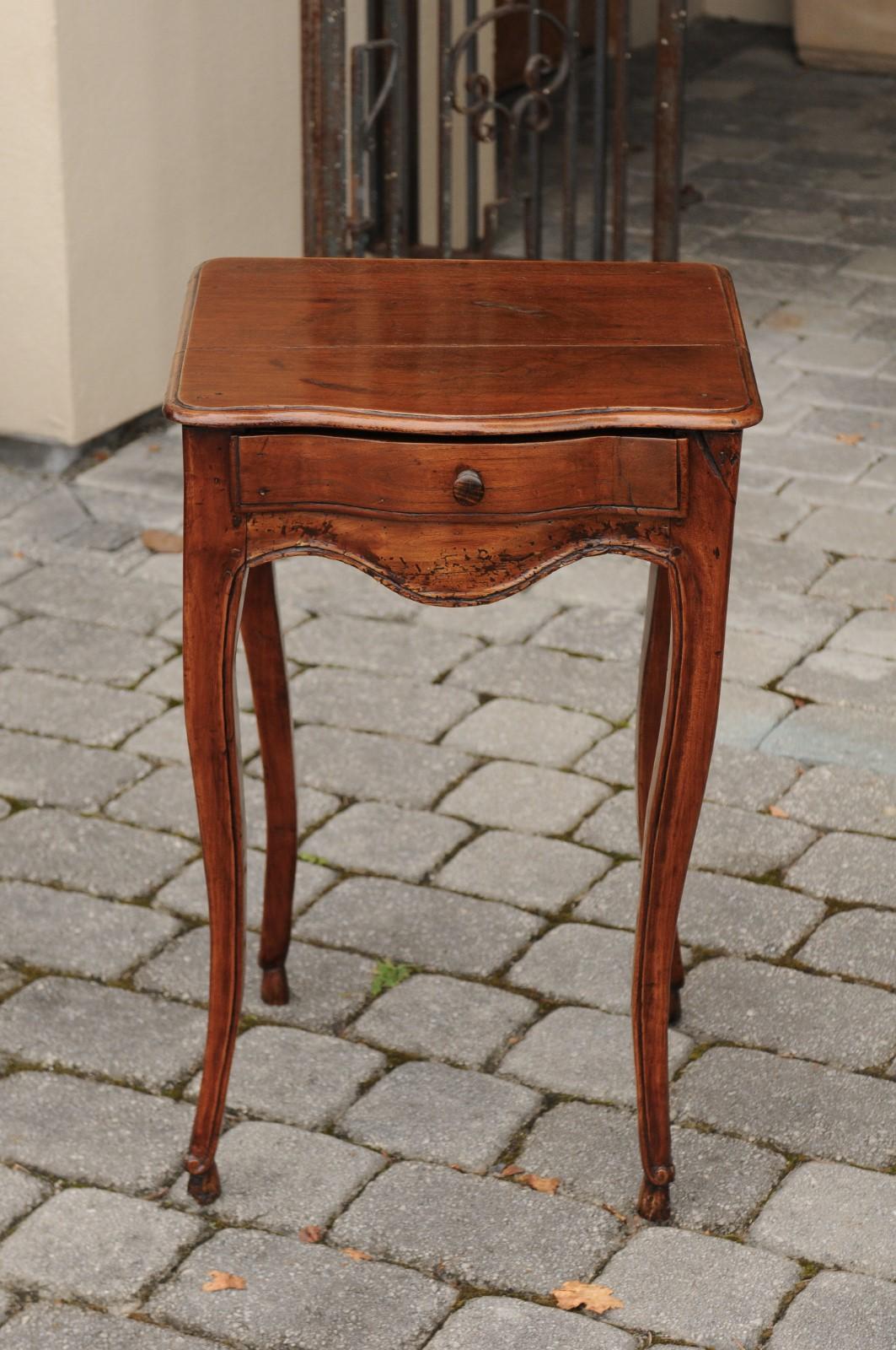 French Louis XV Style 1800s Walnut Side Table with Scalloped Apron and Drawer 5