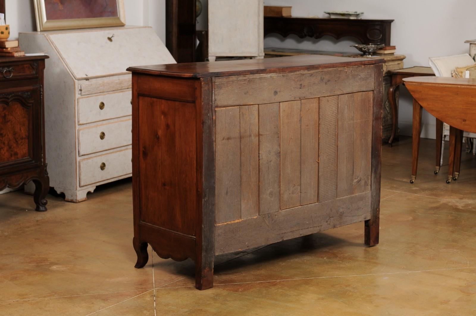 French Louis XV Style 1850s Walnut Buffet with Carved Décor, Drawers and Doors For Sale 5