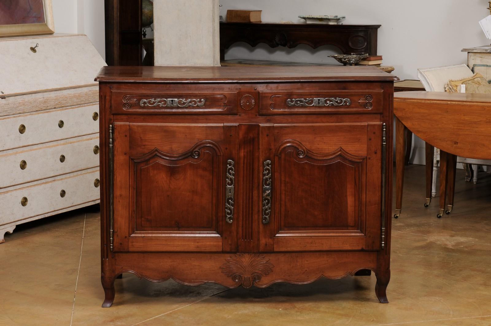 French Louis XV Style 1850s Walnut Buffet with Carved Décor, Drawers and Doors For Sale 8