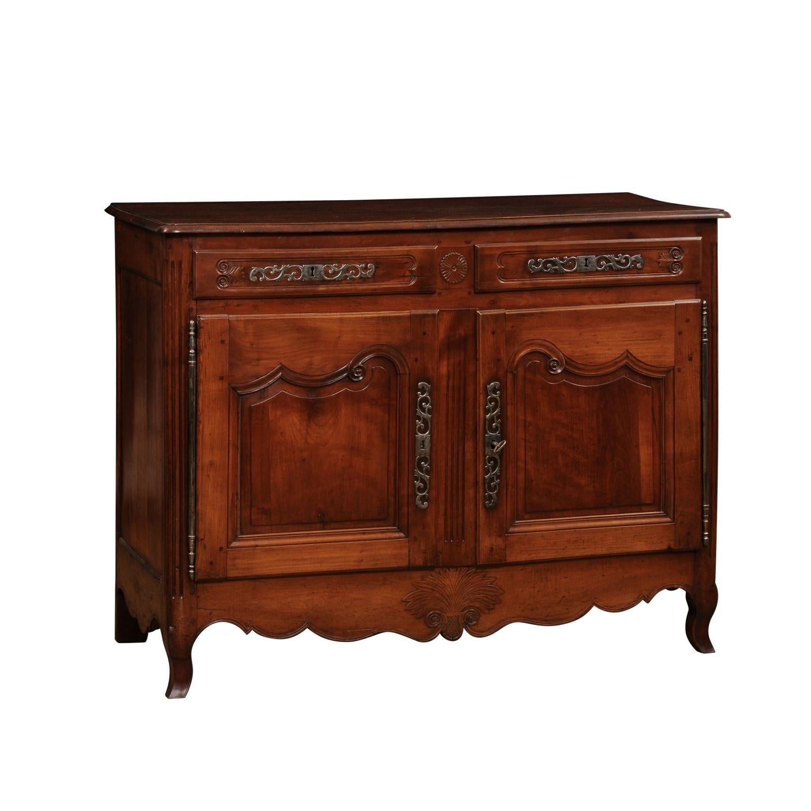 French Louis XV Style 1850s Walnut Buffet with Carved Décor, Drawers and Doors In Good Condition For Sale In Atlanta, GA