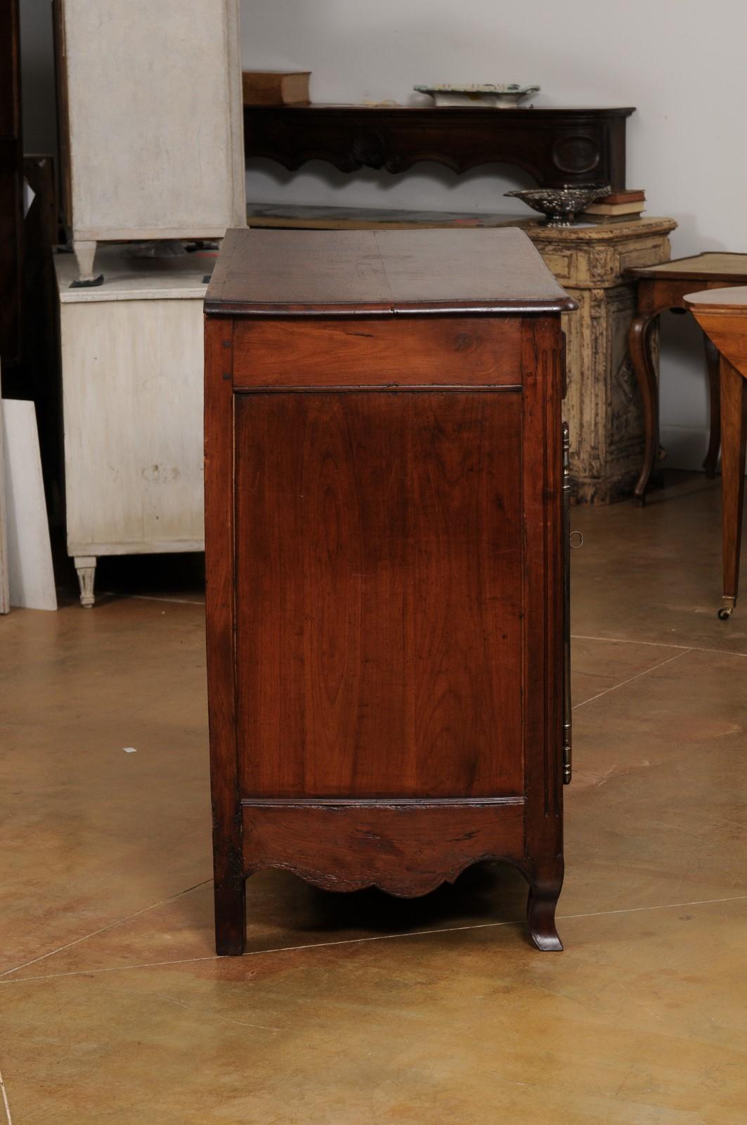 French Louis XV Style 1850s Walnut Buffet with Carved Décor, Drawers and Doors For Sale 3