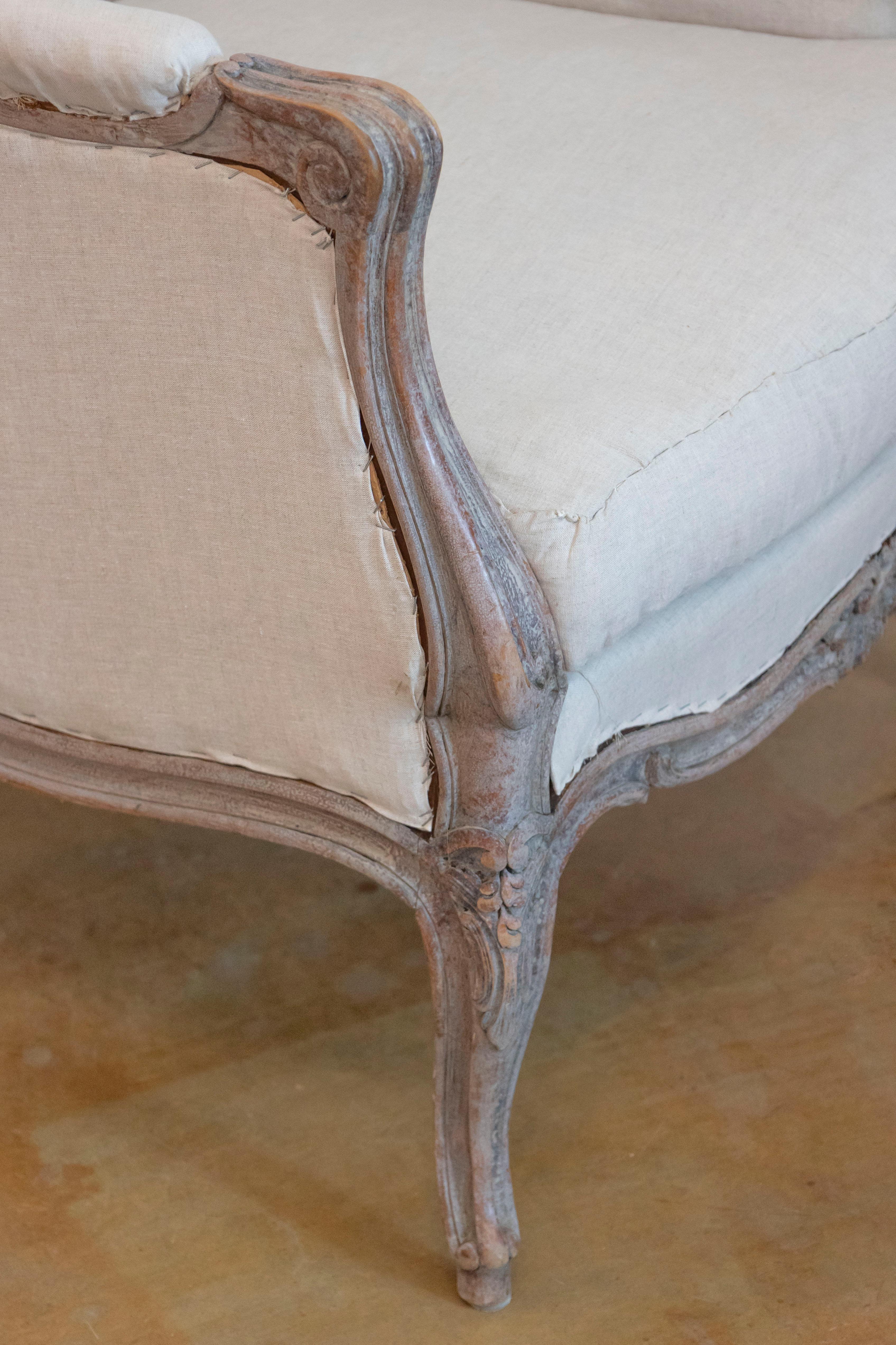 French Louis XV Style 1880s Painted Bergère Chairs with Carved Floral Motifs For Sale 3