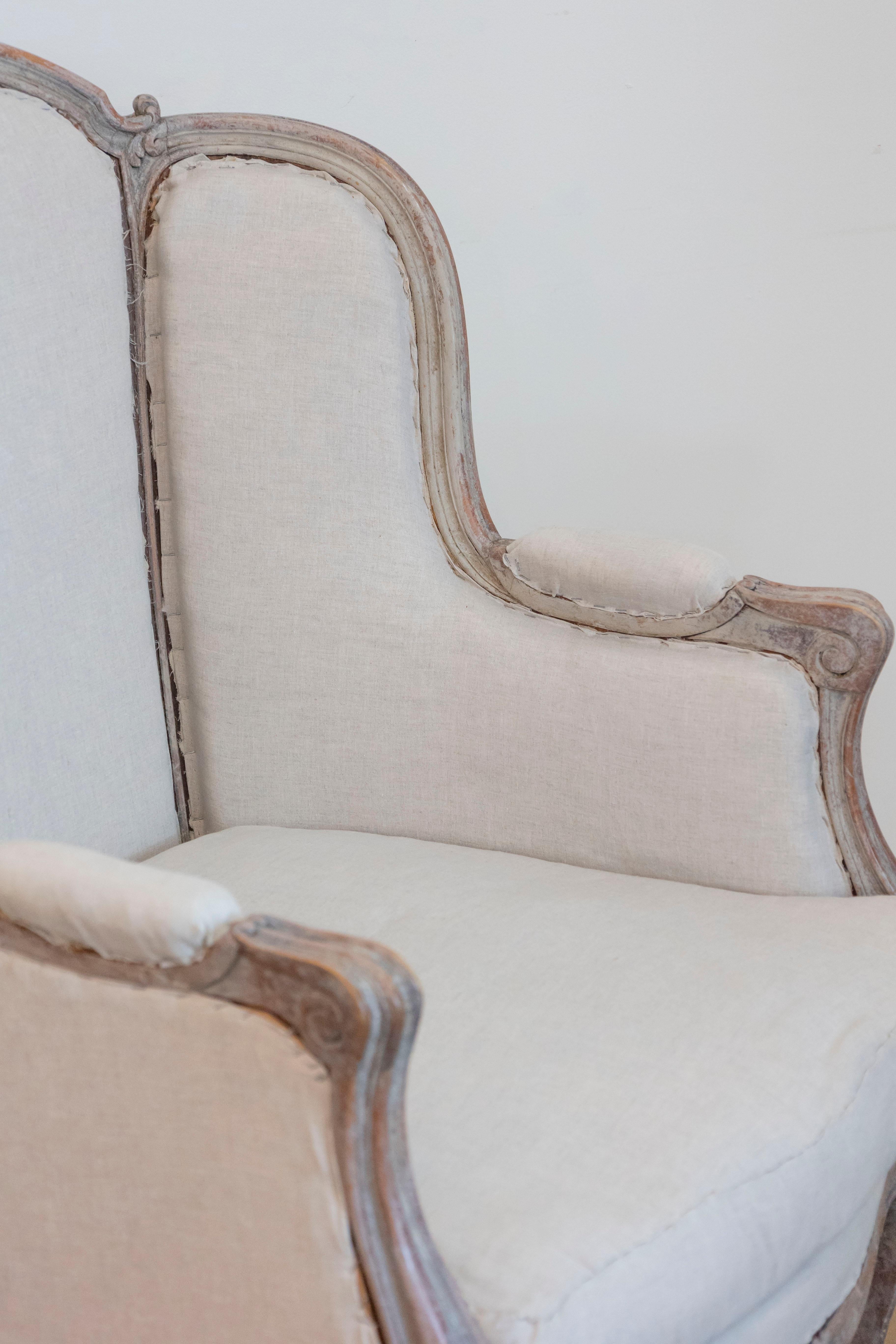 French Louis XV Style 1880s Painted Bergère Chairs with Carved Floral Motifs For Sale 4