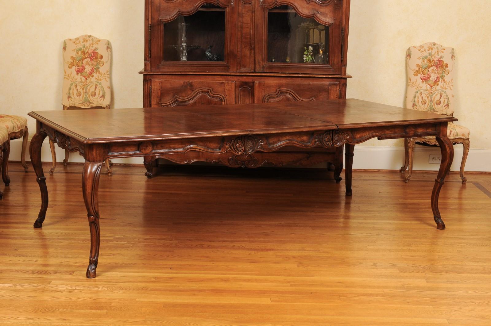 French Louis XV Style 1880s Walnut Extension Dining Table with Two Leaves 5