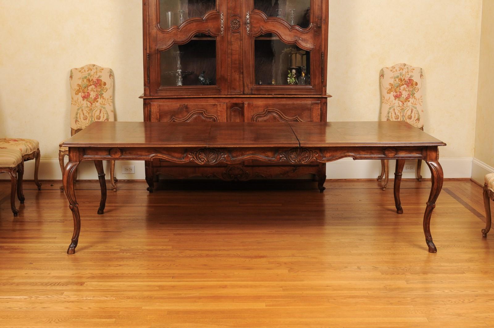 French Louis XV Style 1880s Walnut Extension Dining Table with Two Leaves 3