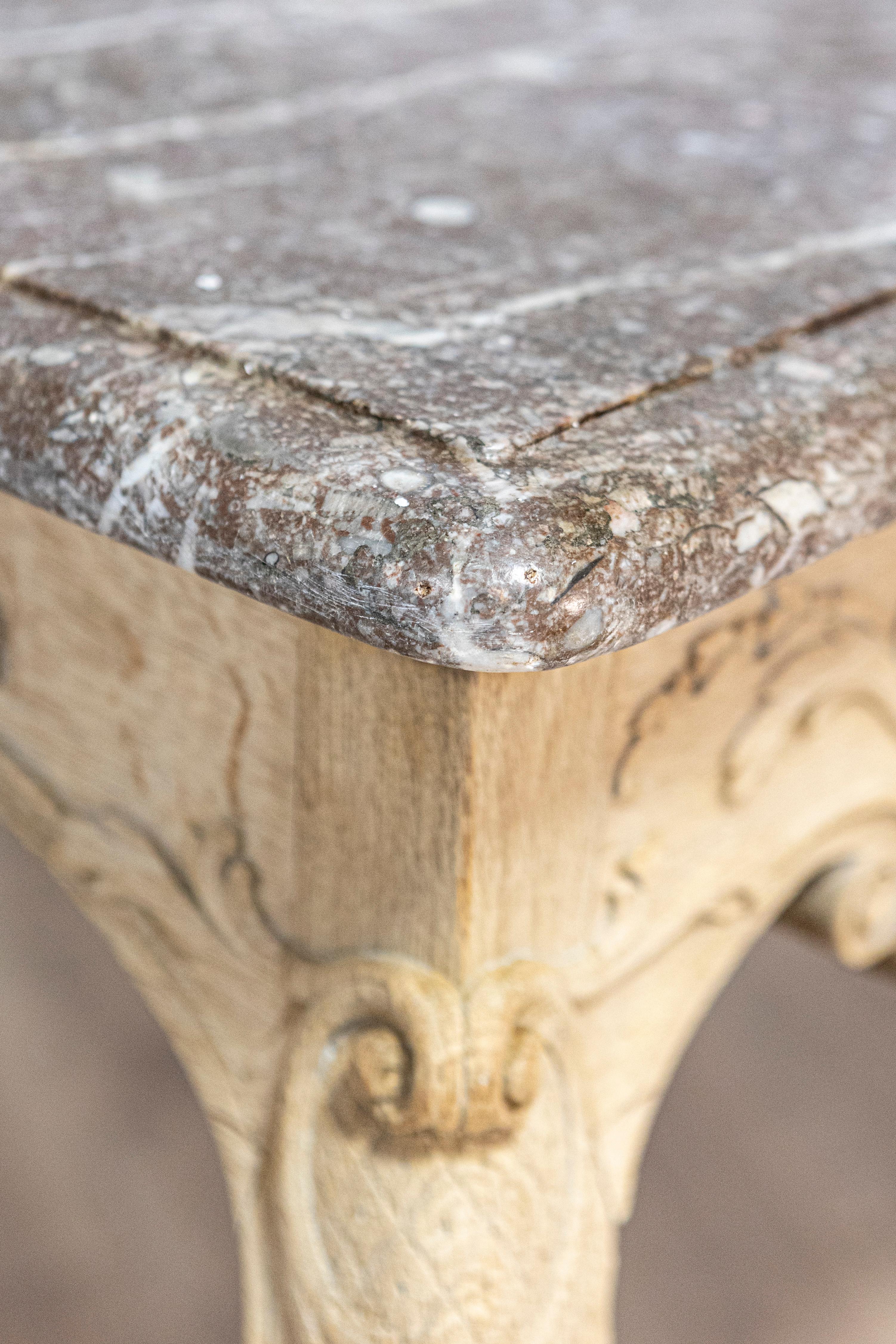 Mesa consola de madera blanqueada estilo Luis XV francés de la década de 1890 con tapa de mármol gris en venta 3