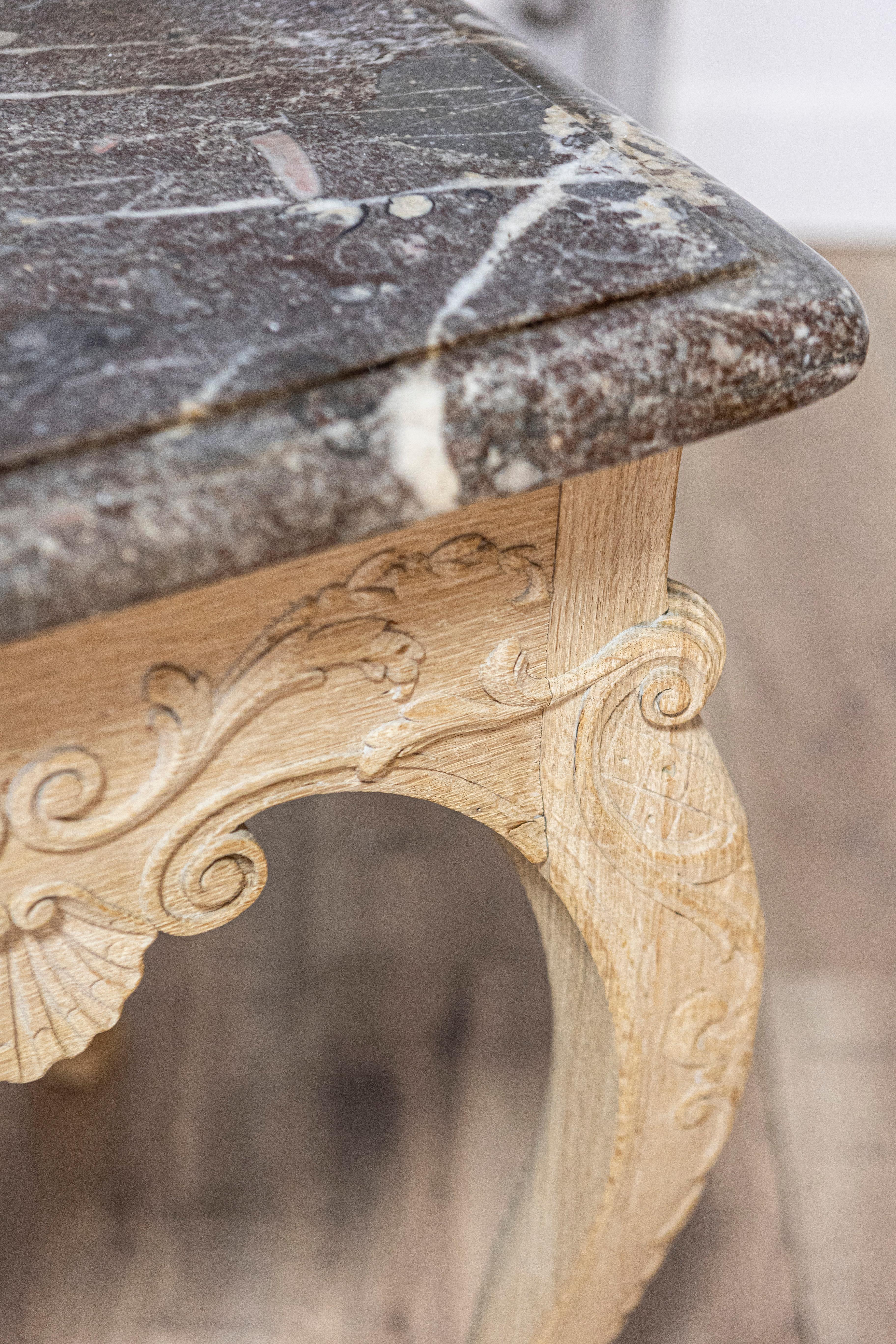 Mesa consola de madera blanqueada estilo Luis XV francés de la década de 1890 con tapa de mármol gris en venta 5