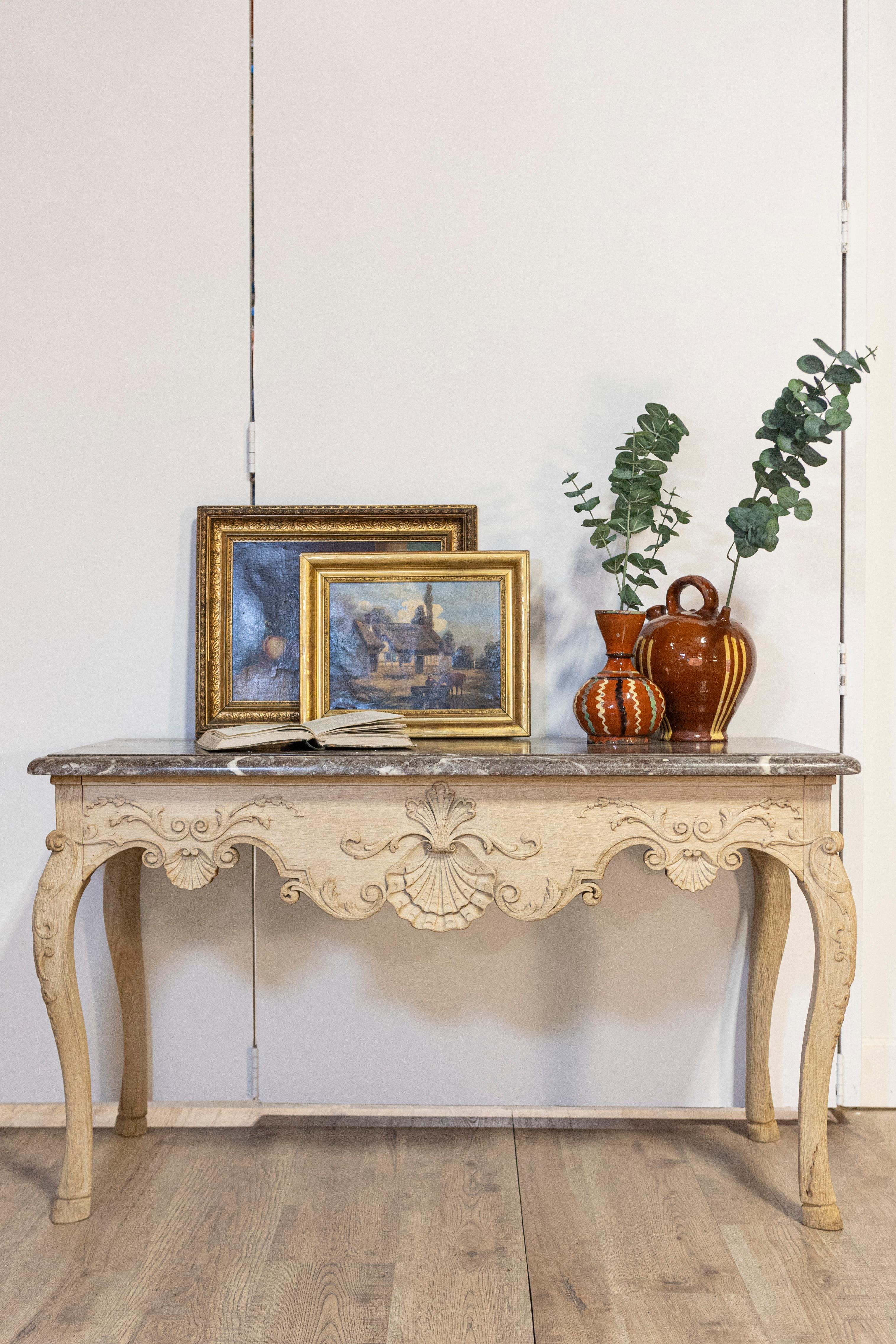 Mesa consola de madera blanqueada estilo Luis XV francés de la década de 1890 con tapa de mármol gris en venta 7