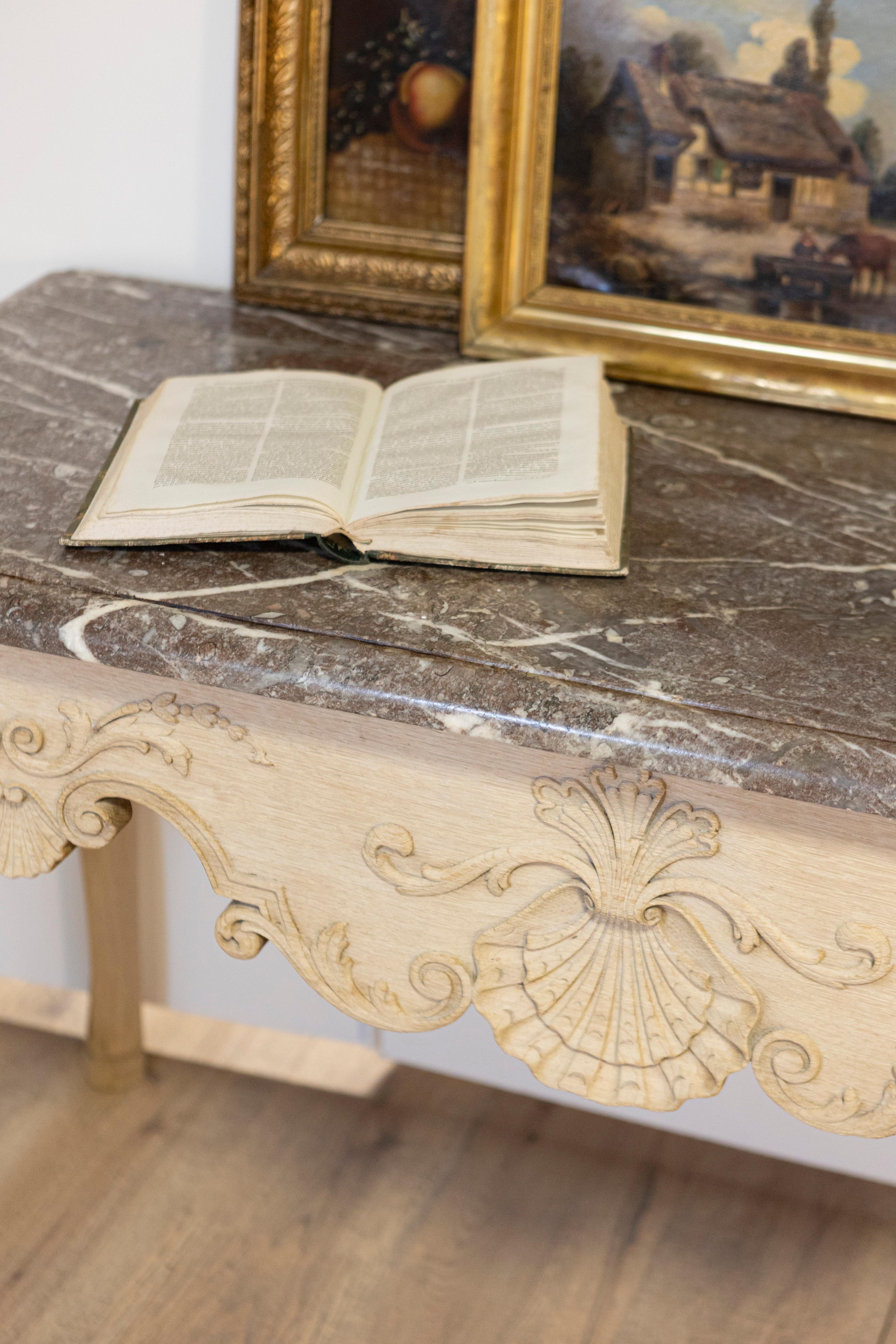 Mesa consola de madera blanqueada estilo Luis XV francés de la década de 1890 con tapa de mármol gris en venta 8