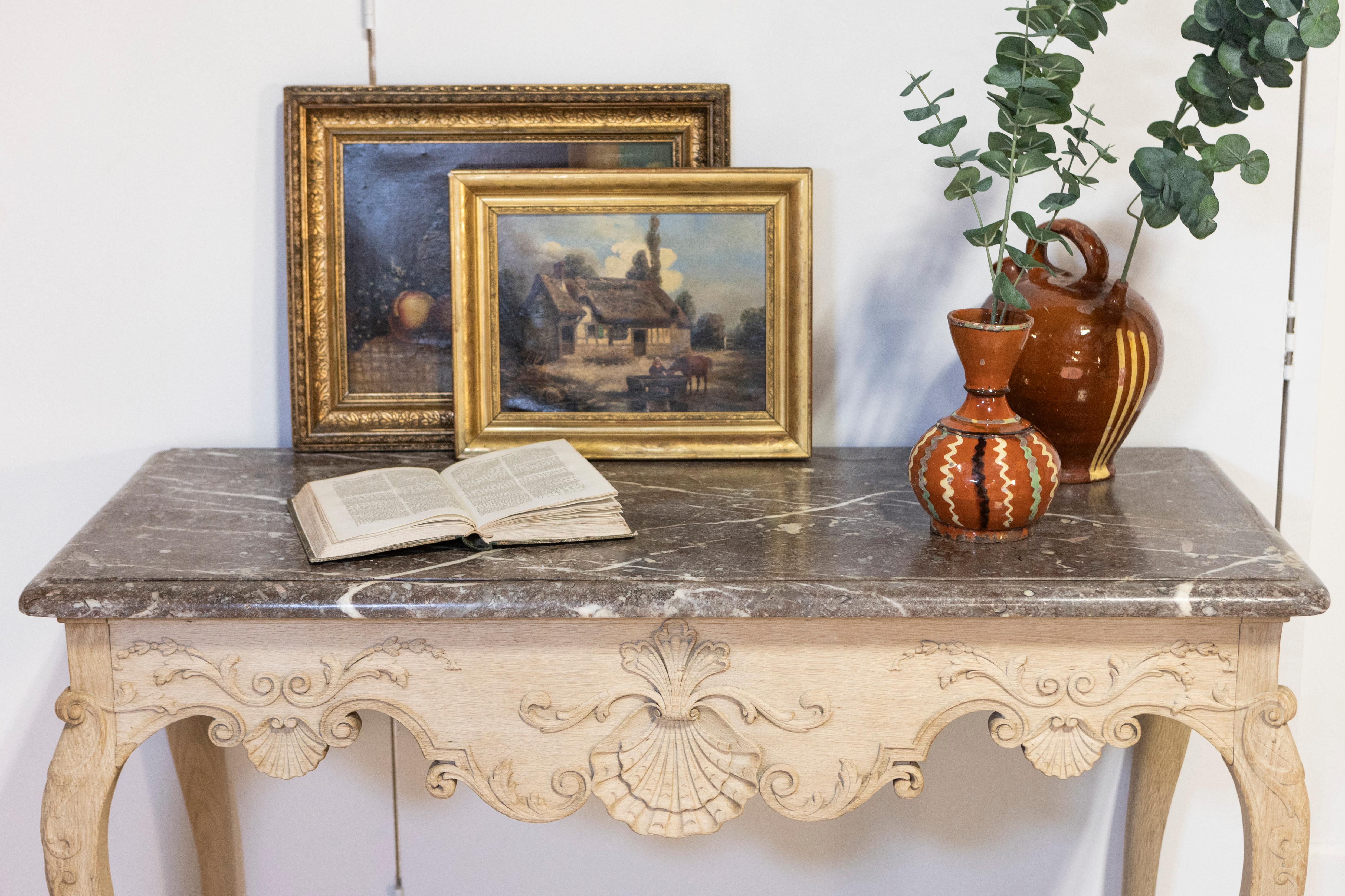 Mesa consola de madera blanqueada estilo Luis XV francés de la década de 1890 con tapa de mármol gris en venta 12