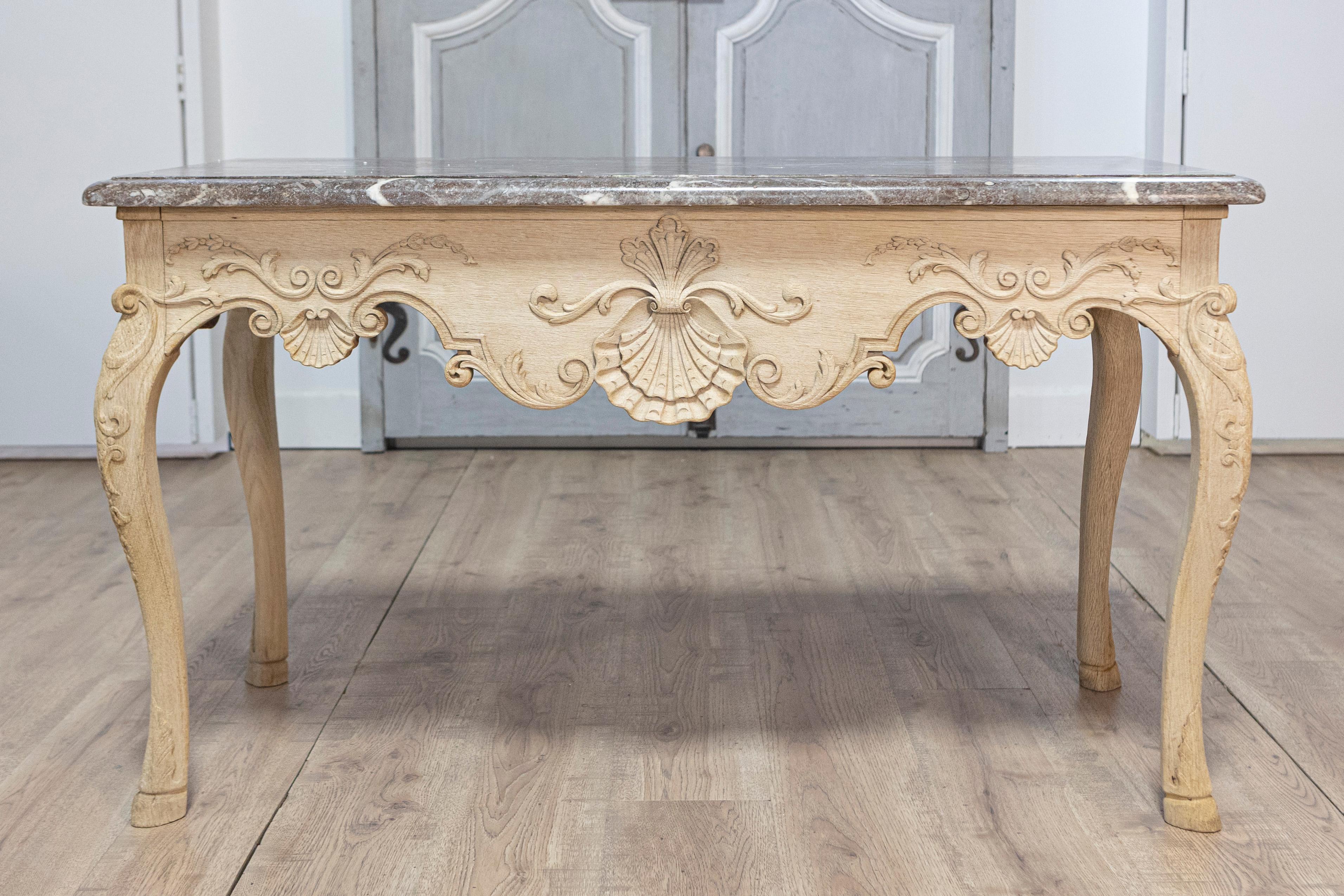 Mesa consola de madera blanqueada estilo Luis XV francés de la década de 1890 con tapa de mármol gris Francés en venta