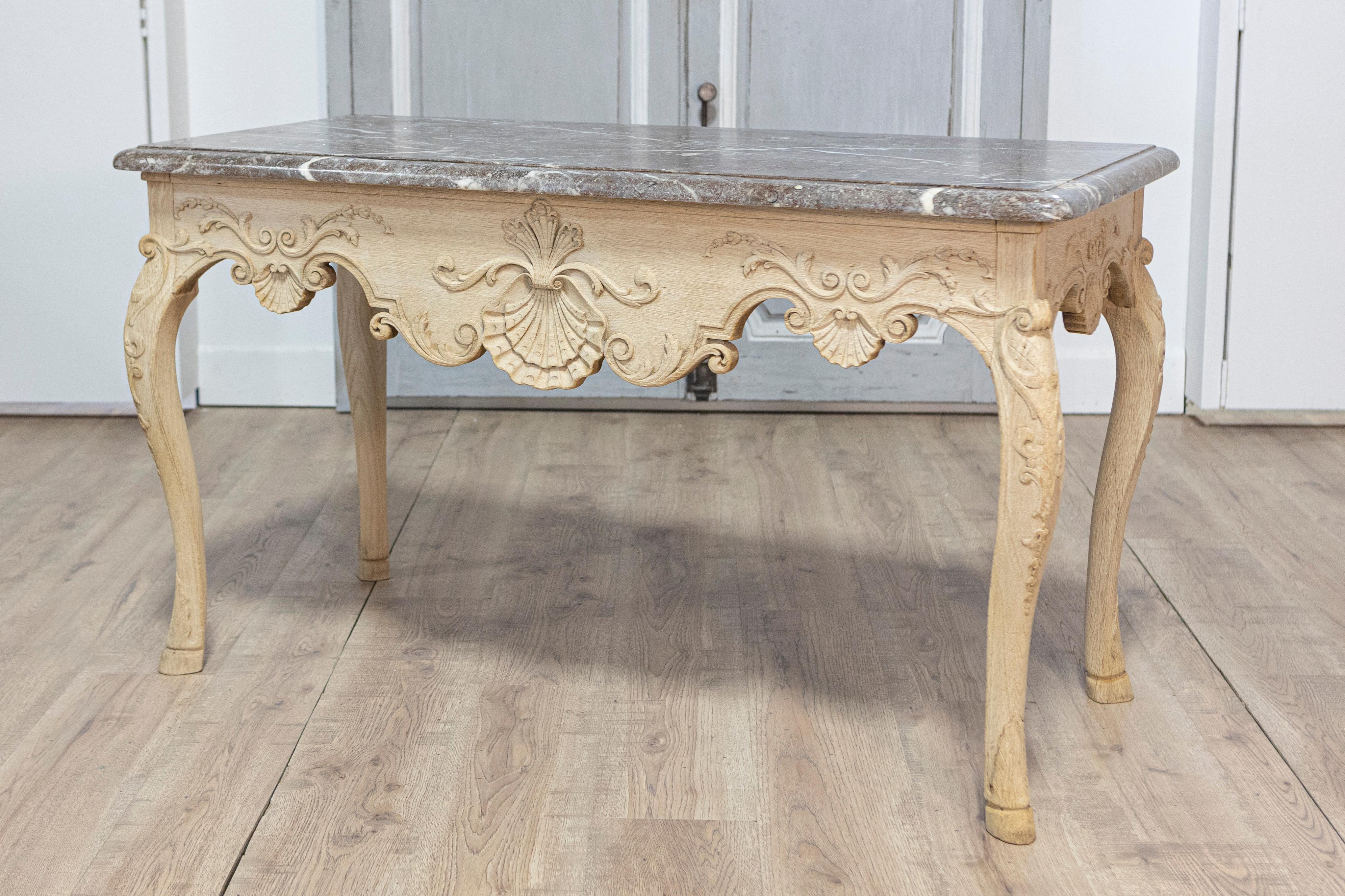 Mesa consola de madera blanqueada estilo Luis XV francés de la década de 1890 con tapa de mármol gris Tallado en venta