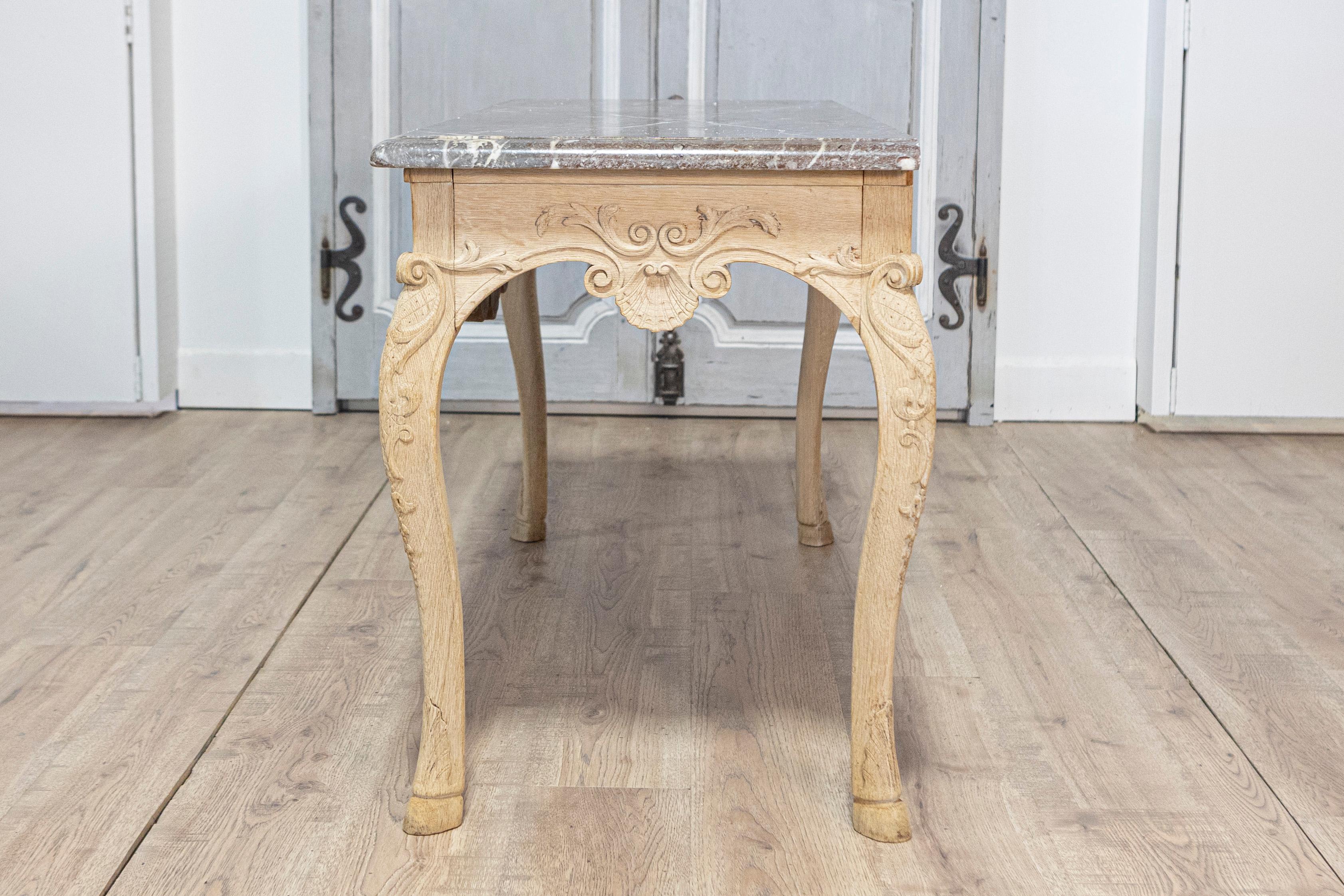 Mesa consola de madera blanqueada estilo Luis XV francés de la década de 1890 con tapa de mármol gris en Bueno estado para la venta en Atlanta, GA