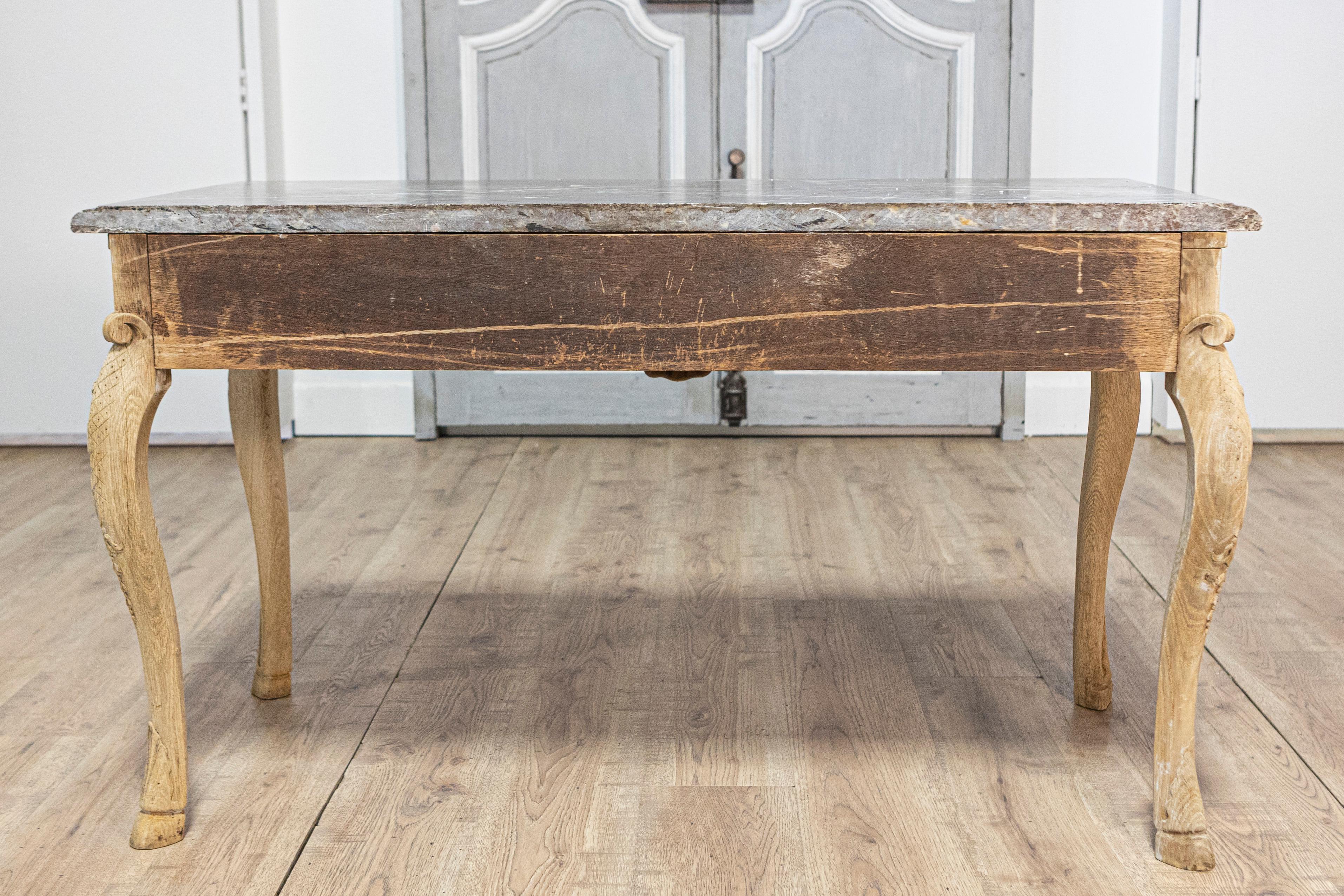 Mesa consola de madera blanqueada estilo Luis XV francés de la década de 1890 con tapa de mármol gris siglo XIX en venta