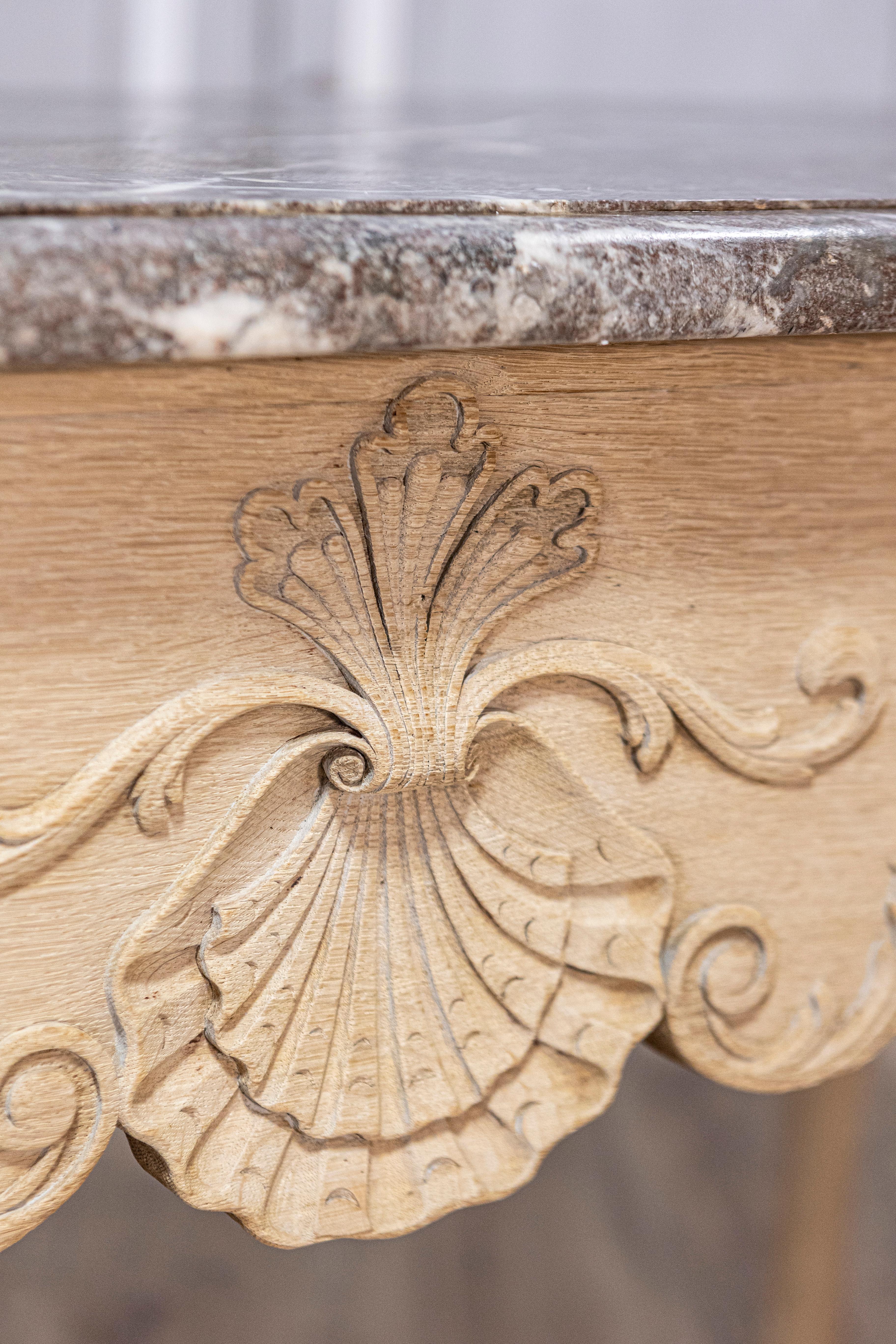 Mesa consola de madera blanqueada estilo Luis XV francés de la década de 1890 con tapa de mármol gris Mármol en venta