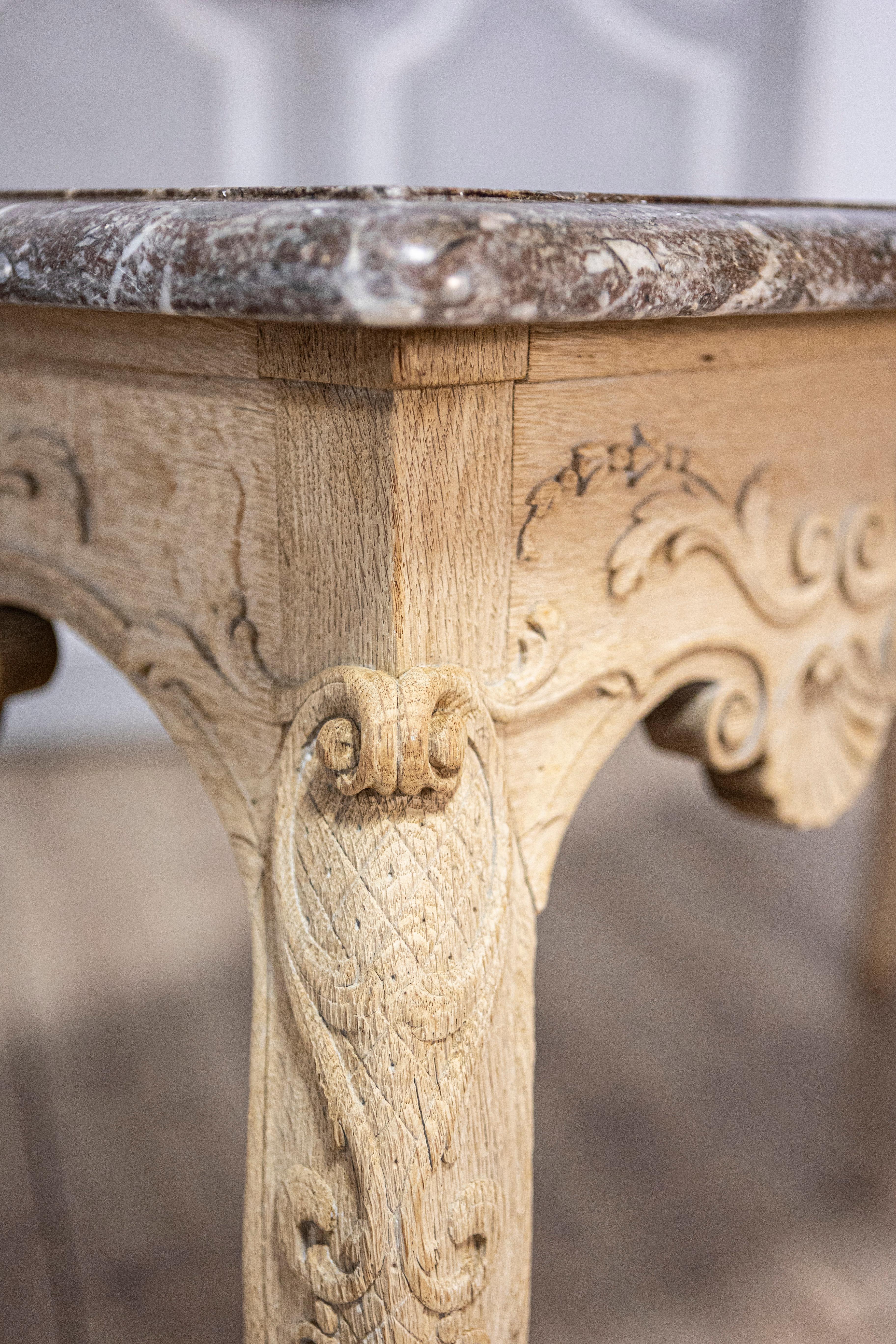 Mesa consola de madera blanqueada estilo Luis XV francés de la década de 1890 con tapa de mármol gris en venta 2