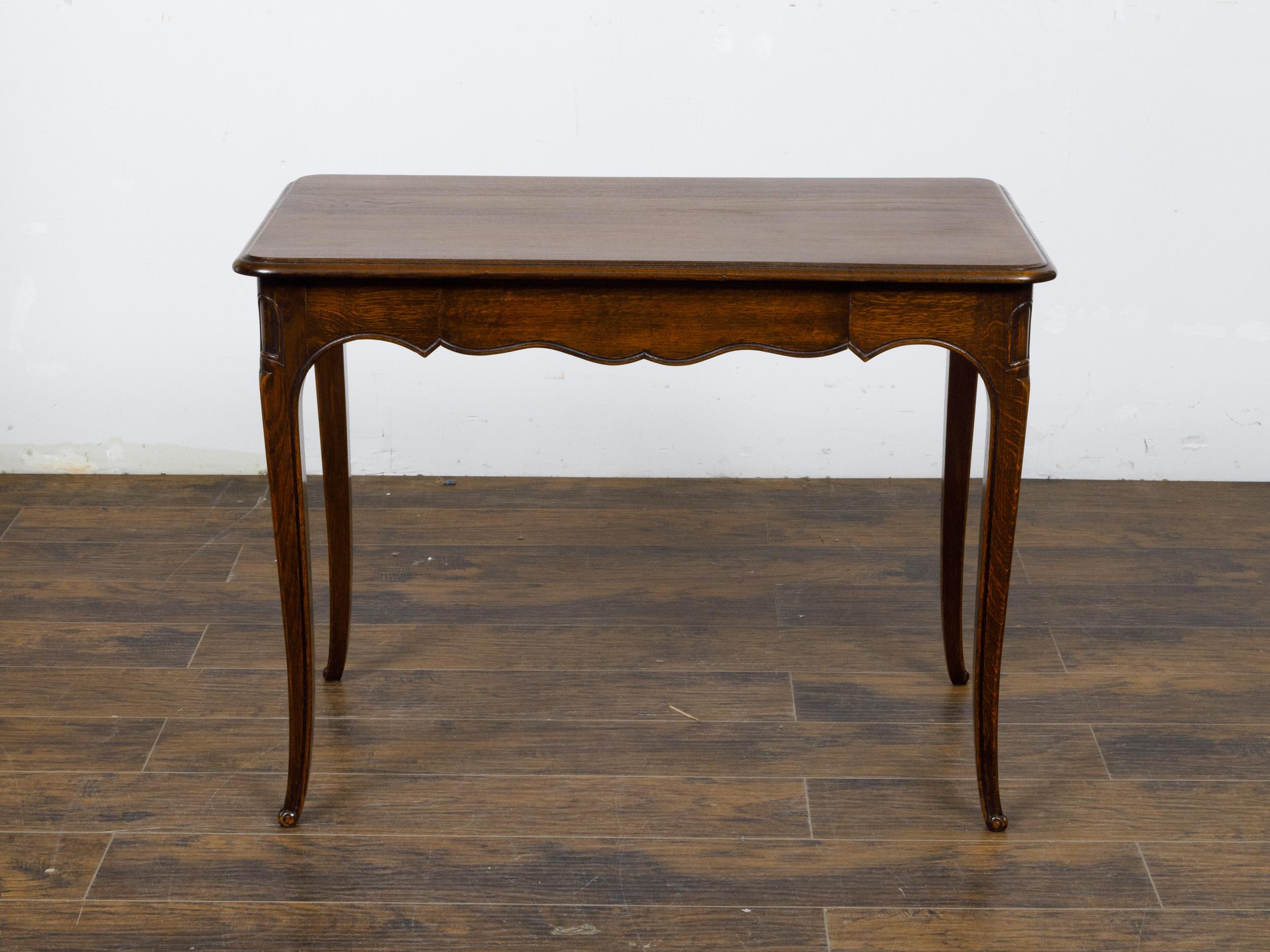 French Louis XV Style 1900s Oak Side Table with Drawer and Scalloped Apron For Sale 9