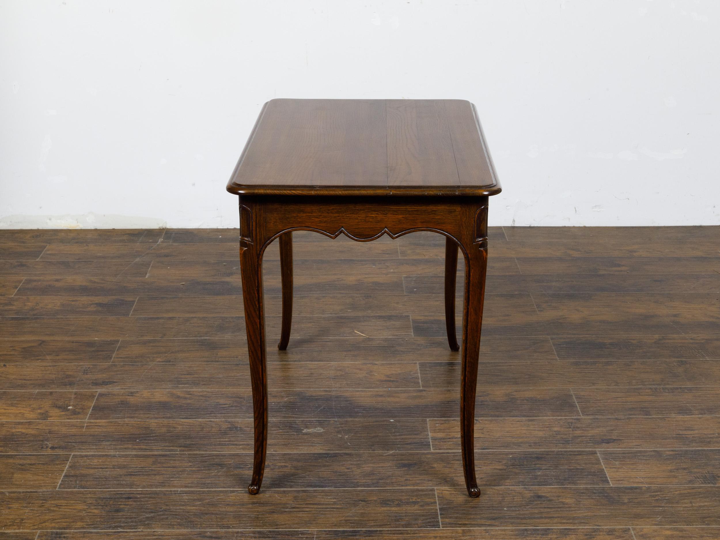 20th Century French Louis XV Style 1900s Oak Side Table with Drawer and Scalloped Apron For Sale