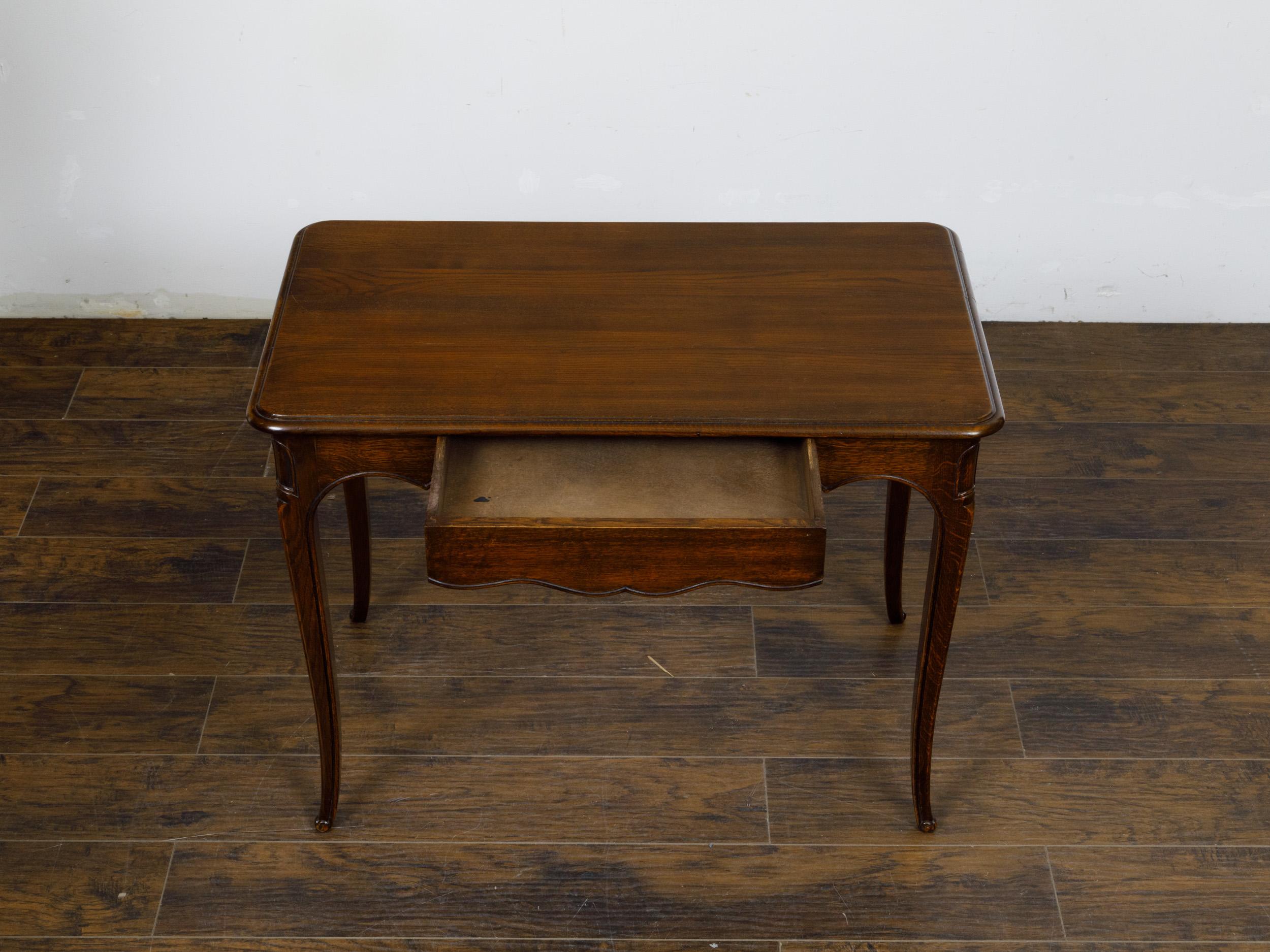 French Louis XV Style 1900s Oak Side Table with Drawer and Scalloped Apron For Sale 2