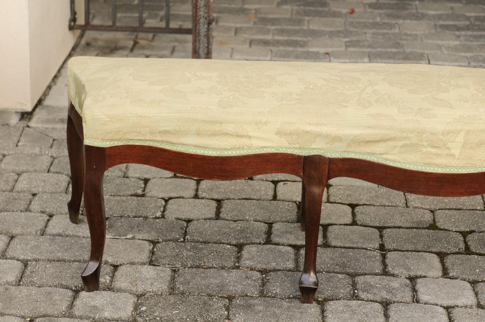 French Louis XV Style 1900s Walnut Bench with Cabriole Legs and Floral Fabric 5