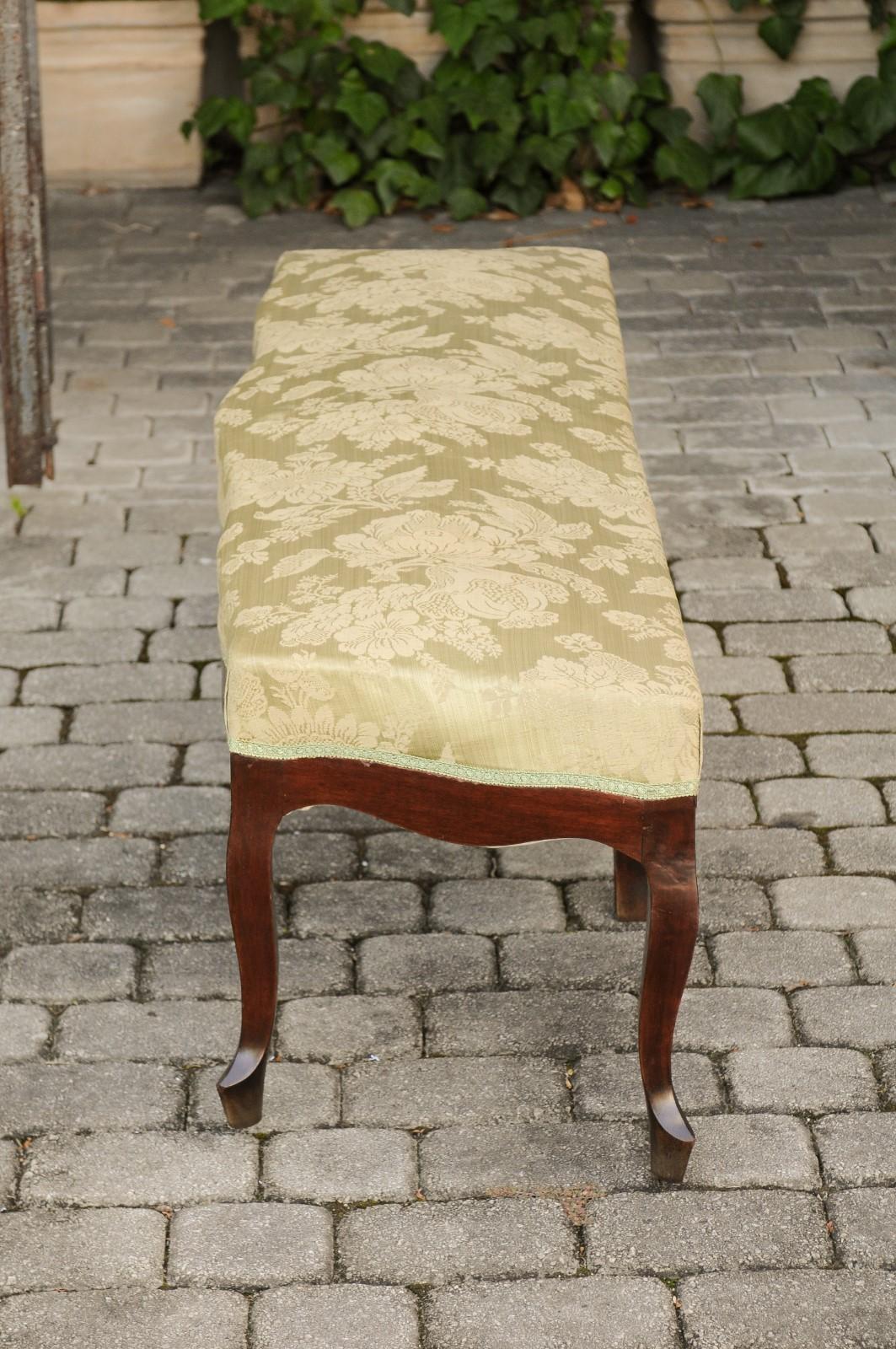 French Louis XV Style 1900s Walnut Bench with Cabriole Legs and Floral Fabric 1