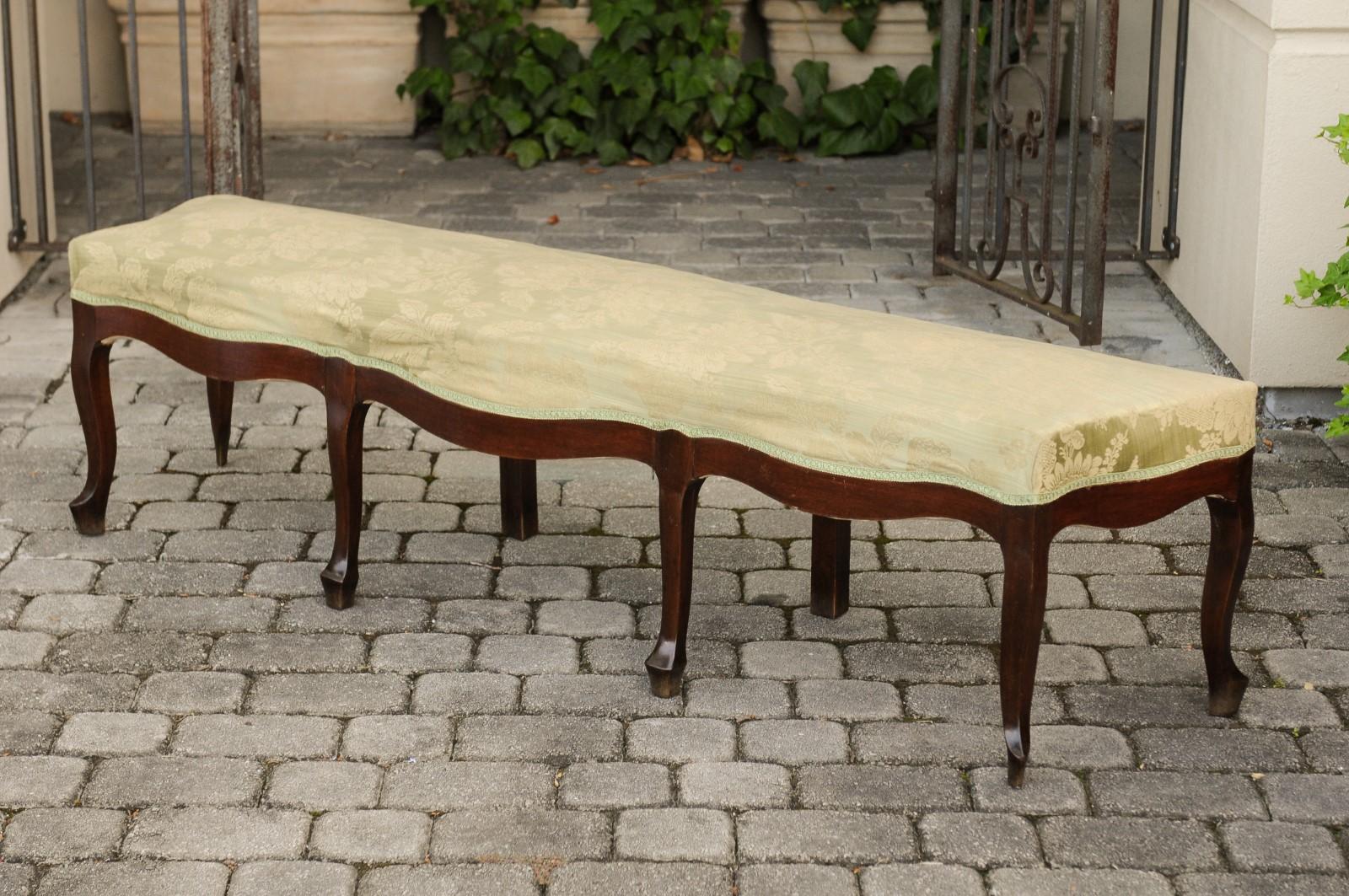 French Louis XV Style 1900s Walnut Bench with Cabriole Legs and Floral Fabric 2