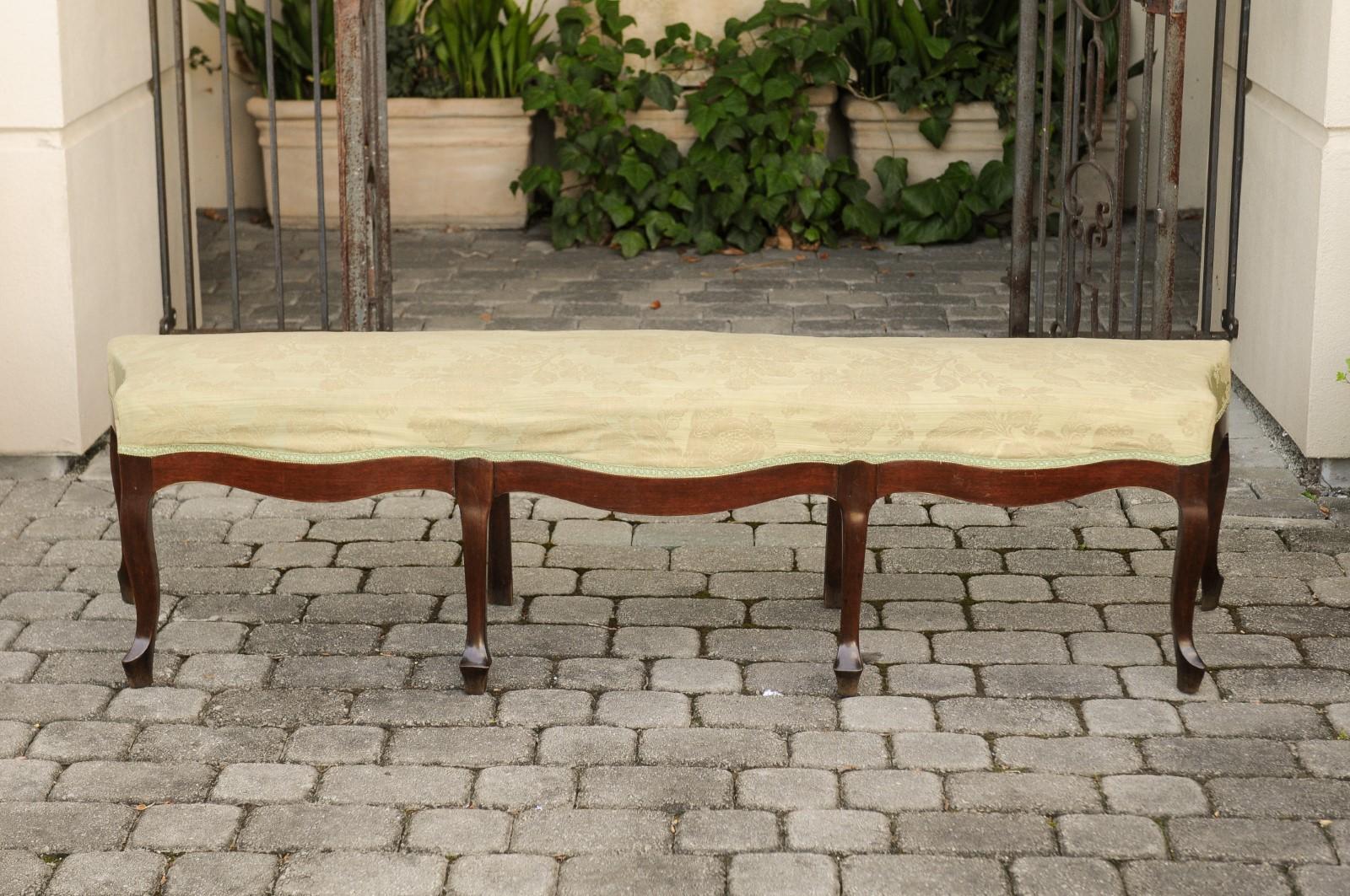 French Louis XV Style 1900s Walnut Bench with Cabriole Legs and Floral Fabric 3
