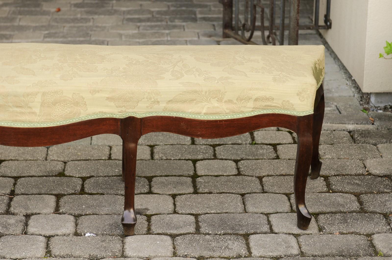 French Louis XV Style 1900s Walnut Bench with Cabriole Legs and Floral Fabric 4