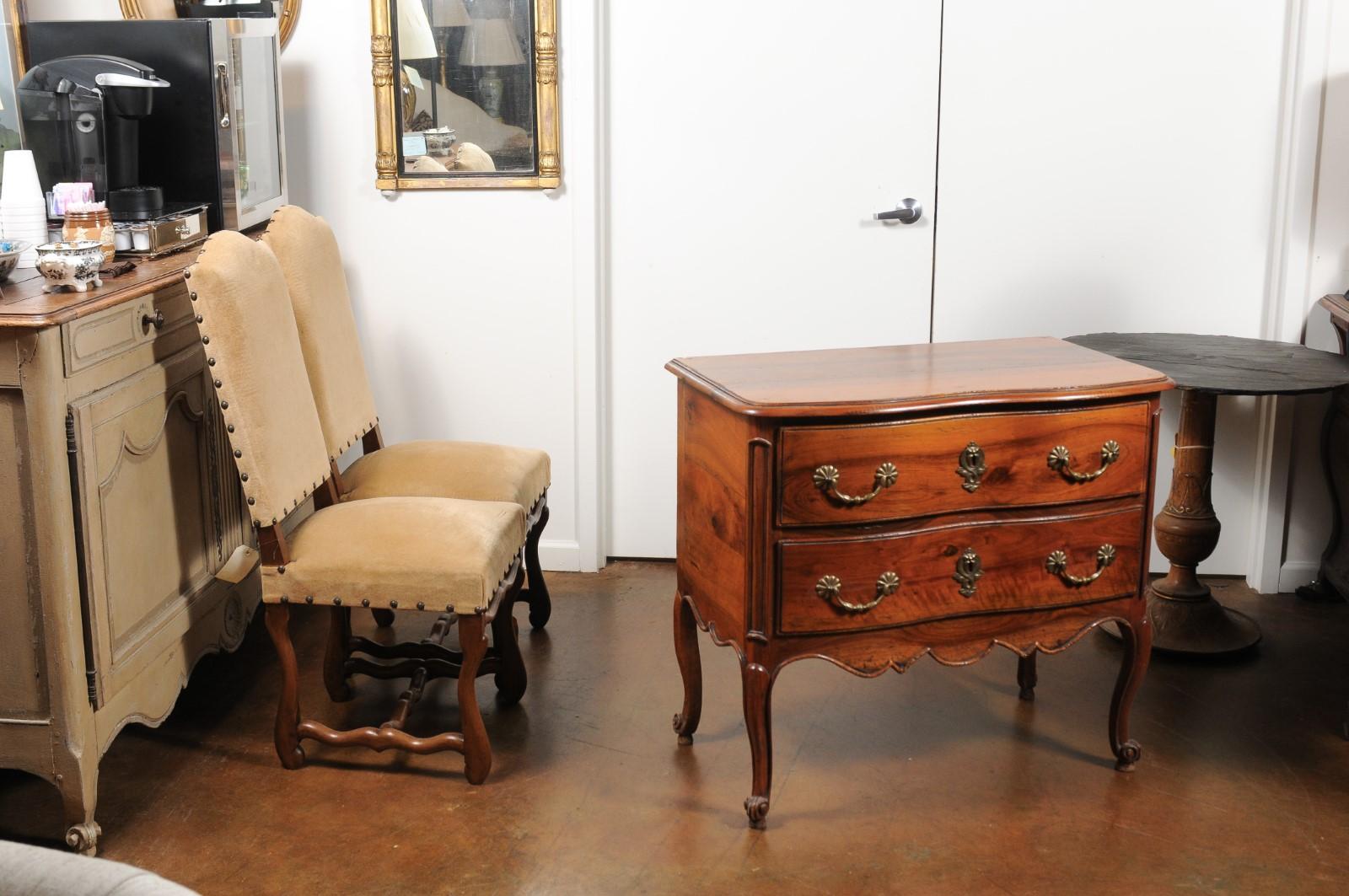 French Louis XV Style 1900s Walnut Two-Drawer Commode with Serpentine Front In Good Condition In Atlanta, GA