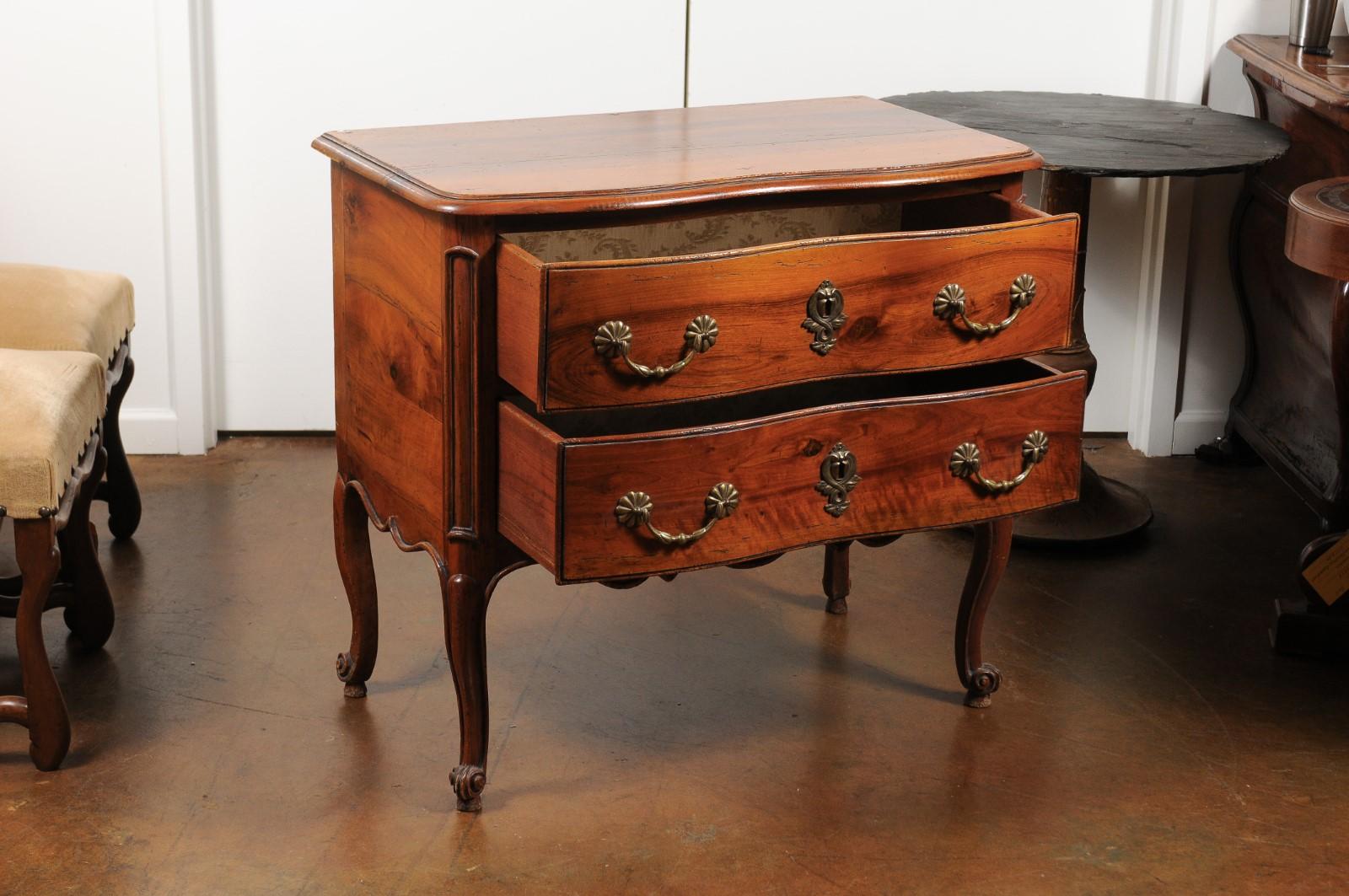 French Louis XV Style 1900s Walnut Two-Drawer Commode with Serpentine Front 1