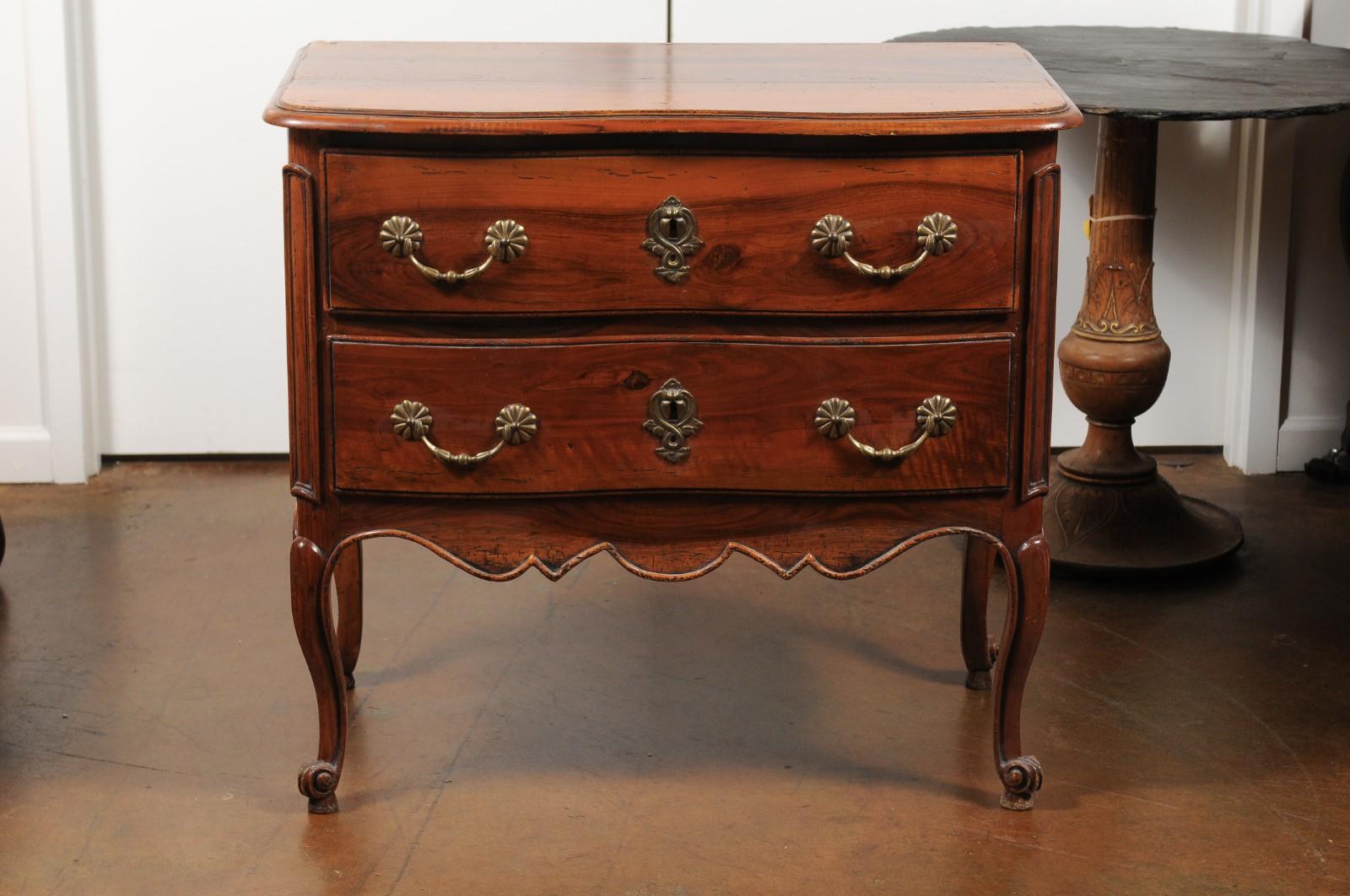 French Louis XV Style 1900s Walnut Two-Drawer Commode with Serpentine Front 4