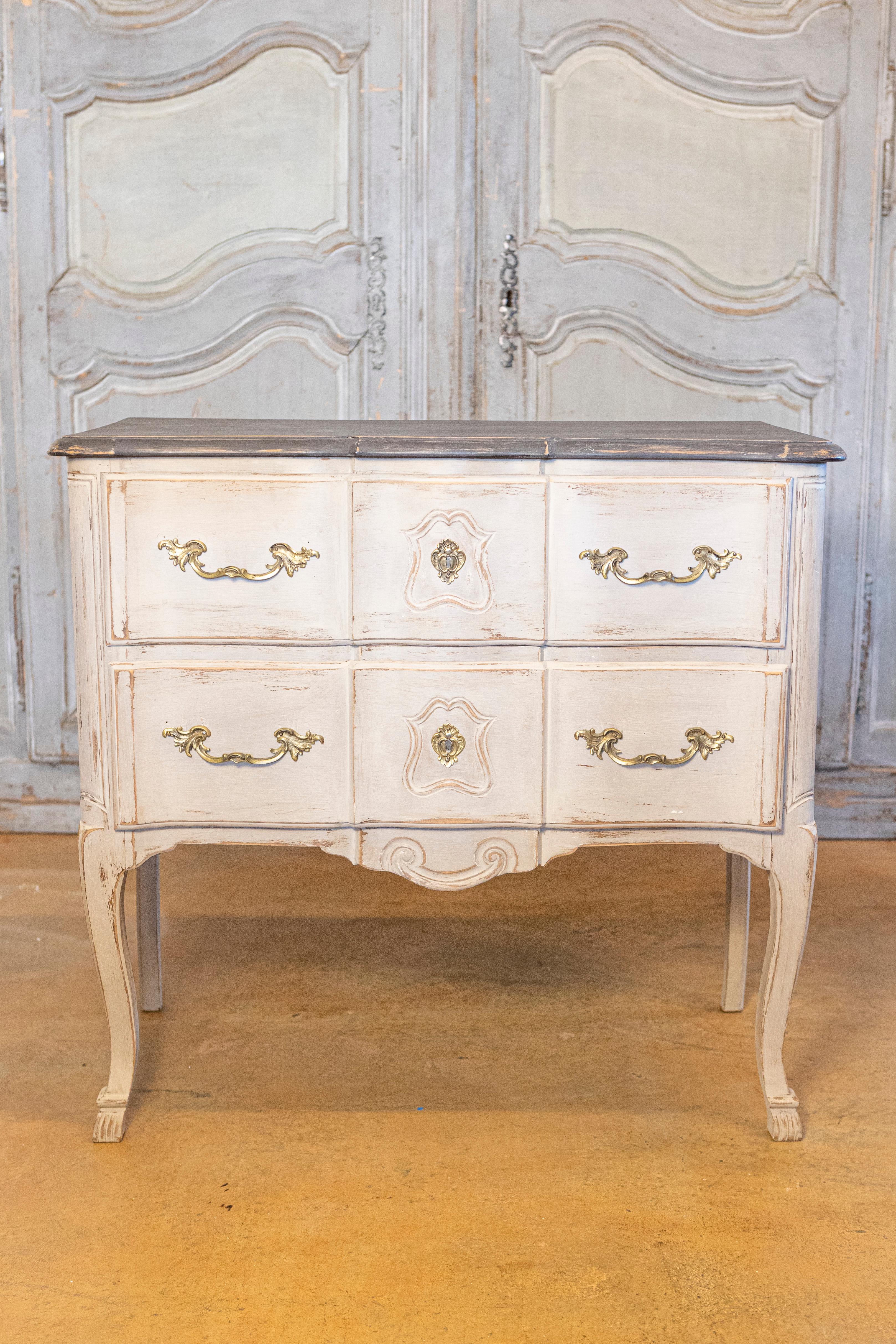 Cómoda Francesa Estilo Luis XV Años 1910 Pintada de Gris con Herrajes de Bronce Rococo Francés en venta