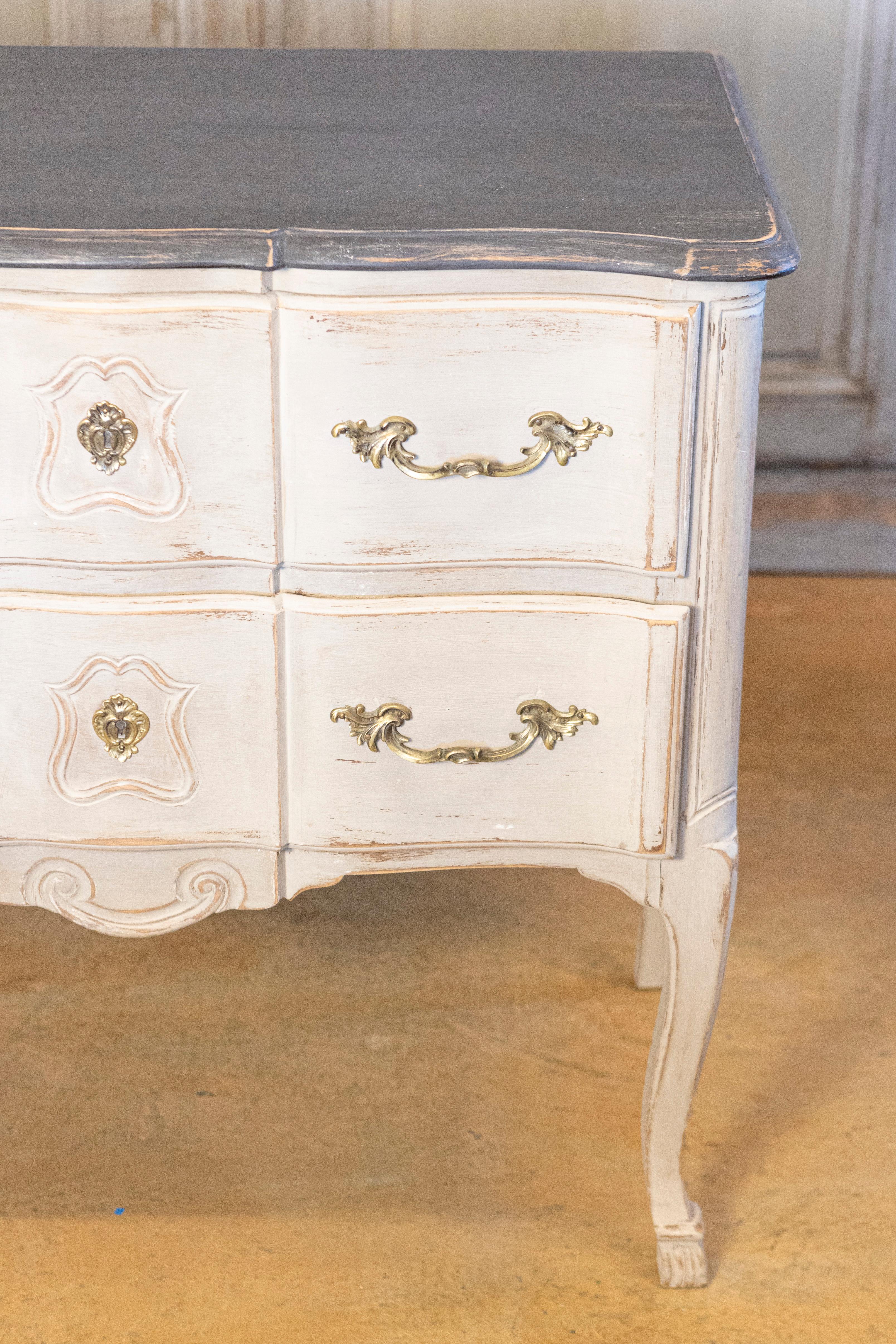 Cómoda Francesa Estilo Luis XV Años 1910 Pintada de Gris con Herrajes de Bronce Rococo Pintado en venta