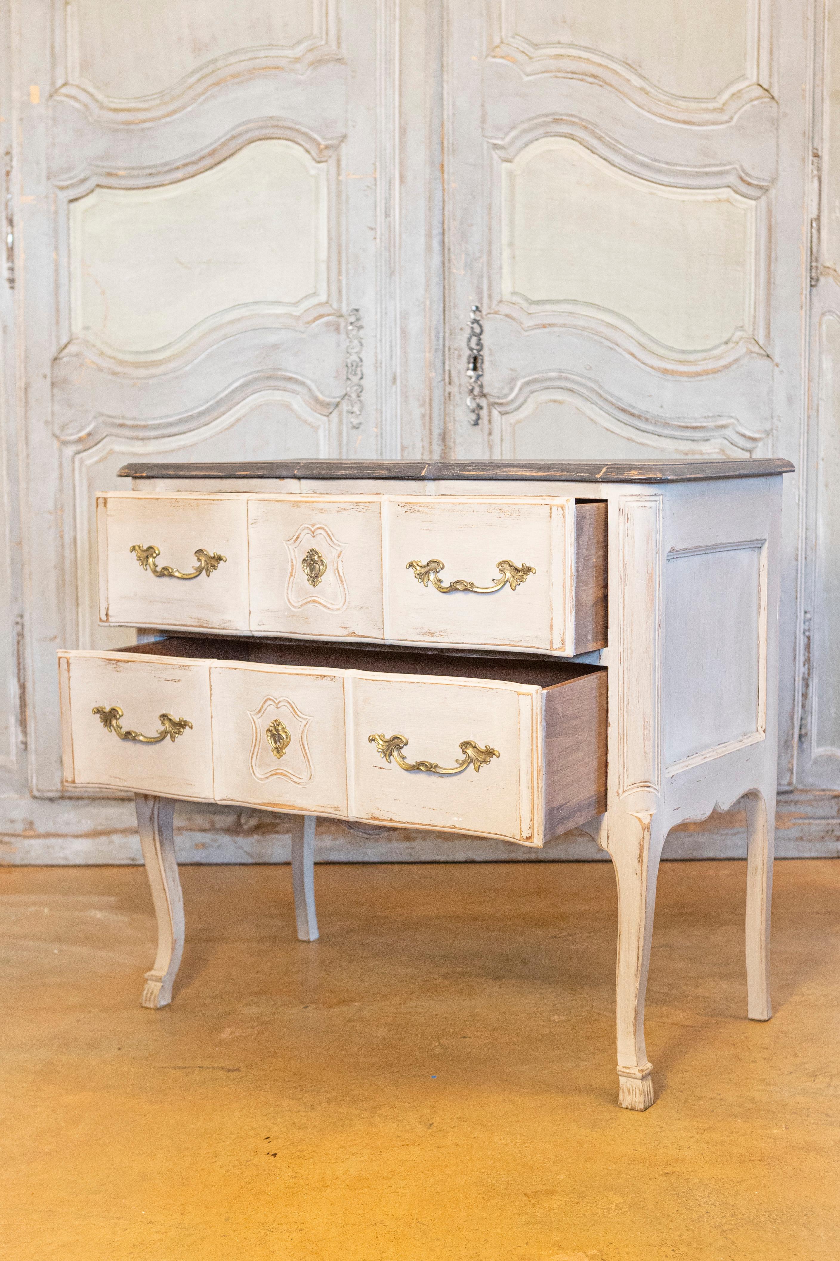 Cómoda Francesa Estilo Luis XV Años 1910 Pintada de Gris con Herrajes de Bronce Rococo siglo XX en venta