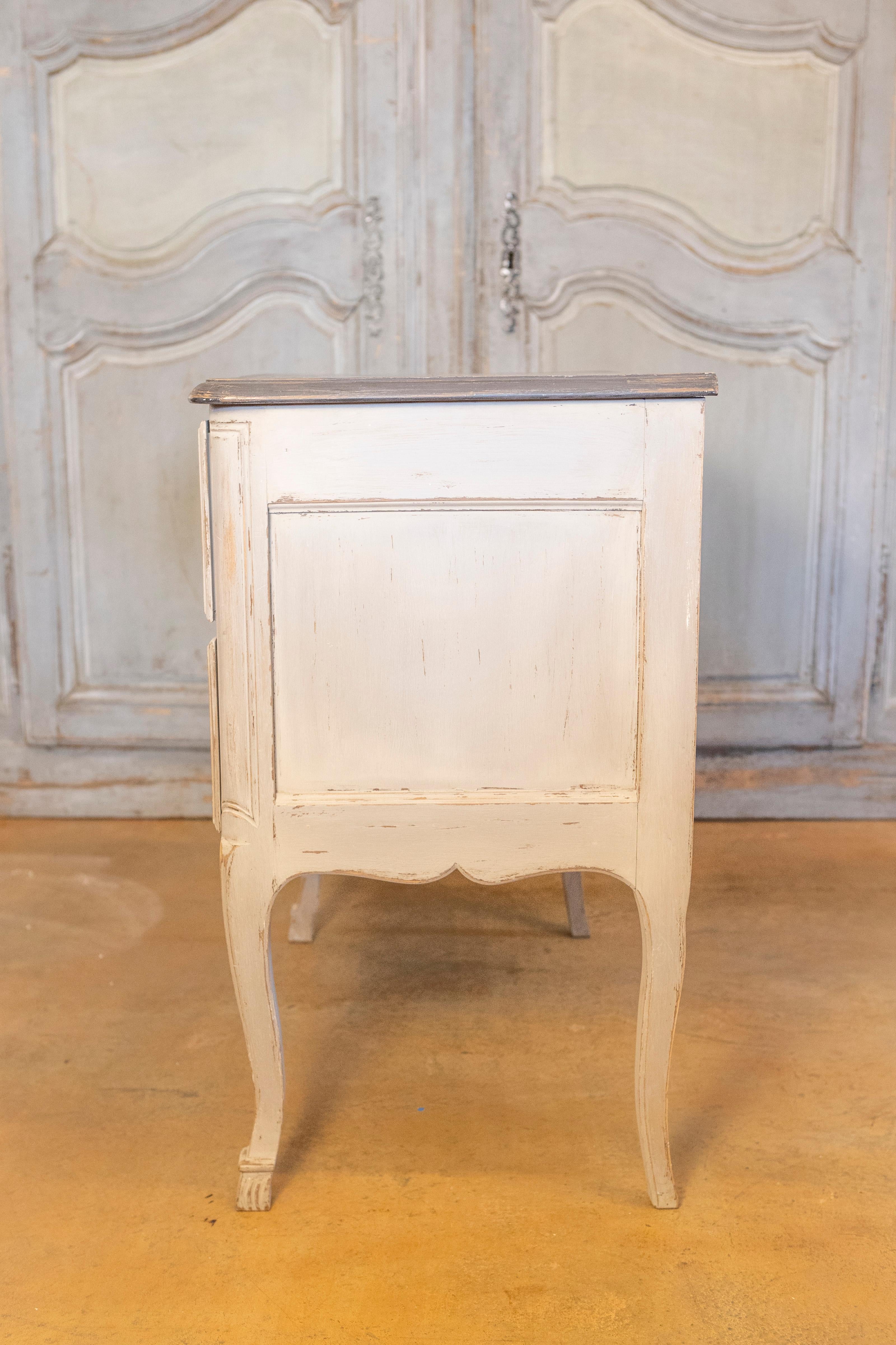 Cómoda Francesa Estilo Luis XV Años 1910 Pintada de Gris con Herrajes de Bronce Rococo en venta 1