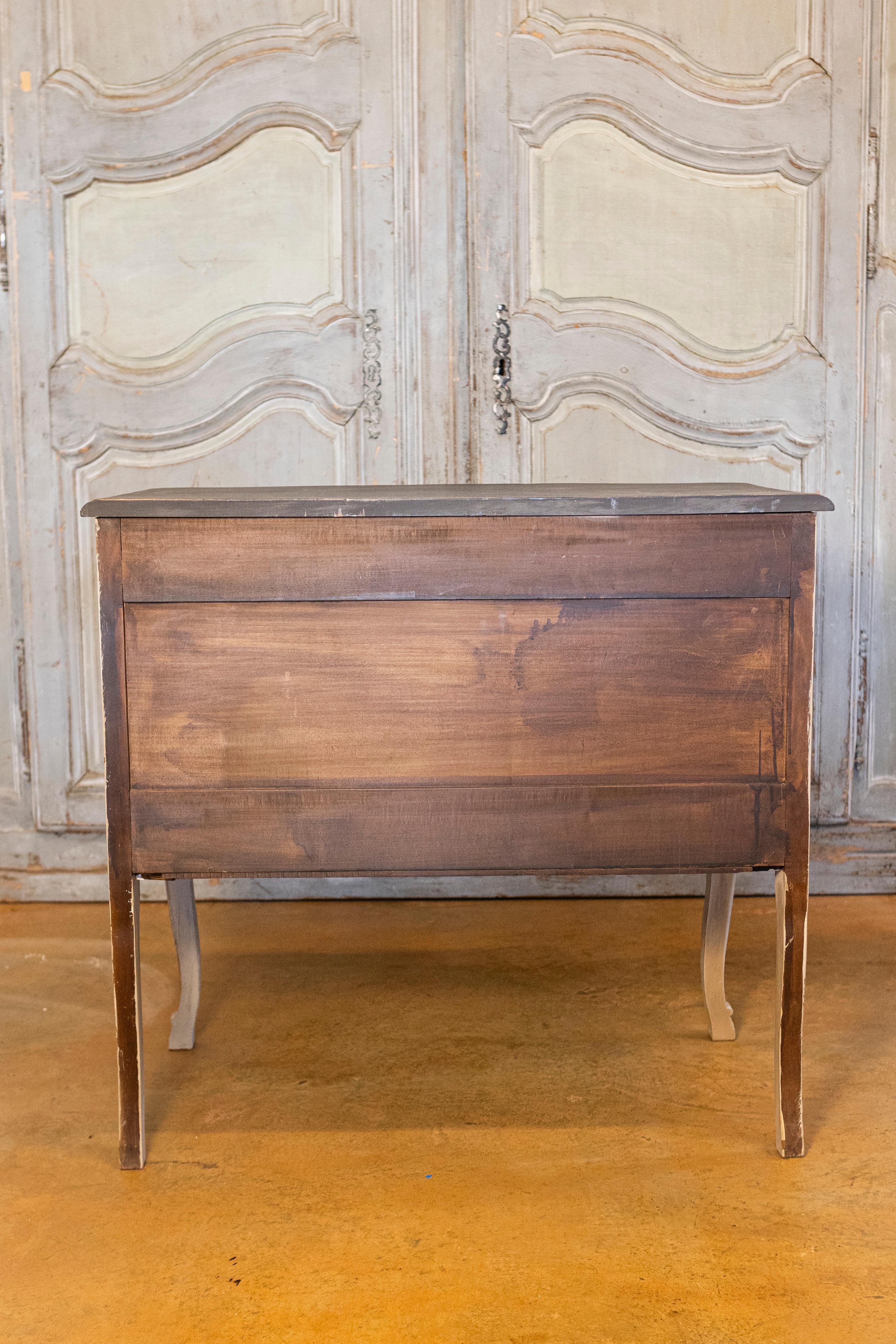 Cómoda Francesa Estilo Luis XV Años 1910 Pintada de Gris con Herrajes de Bronce Rococo en venta 2