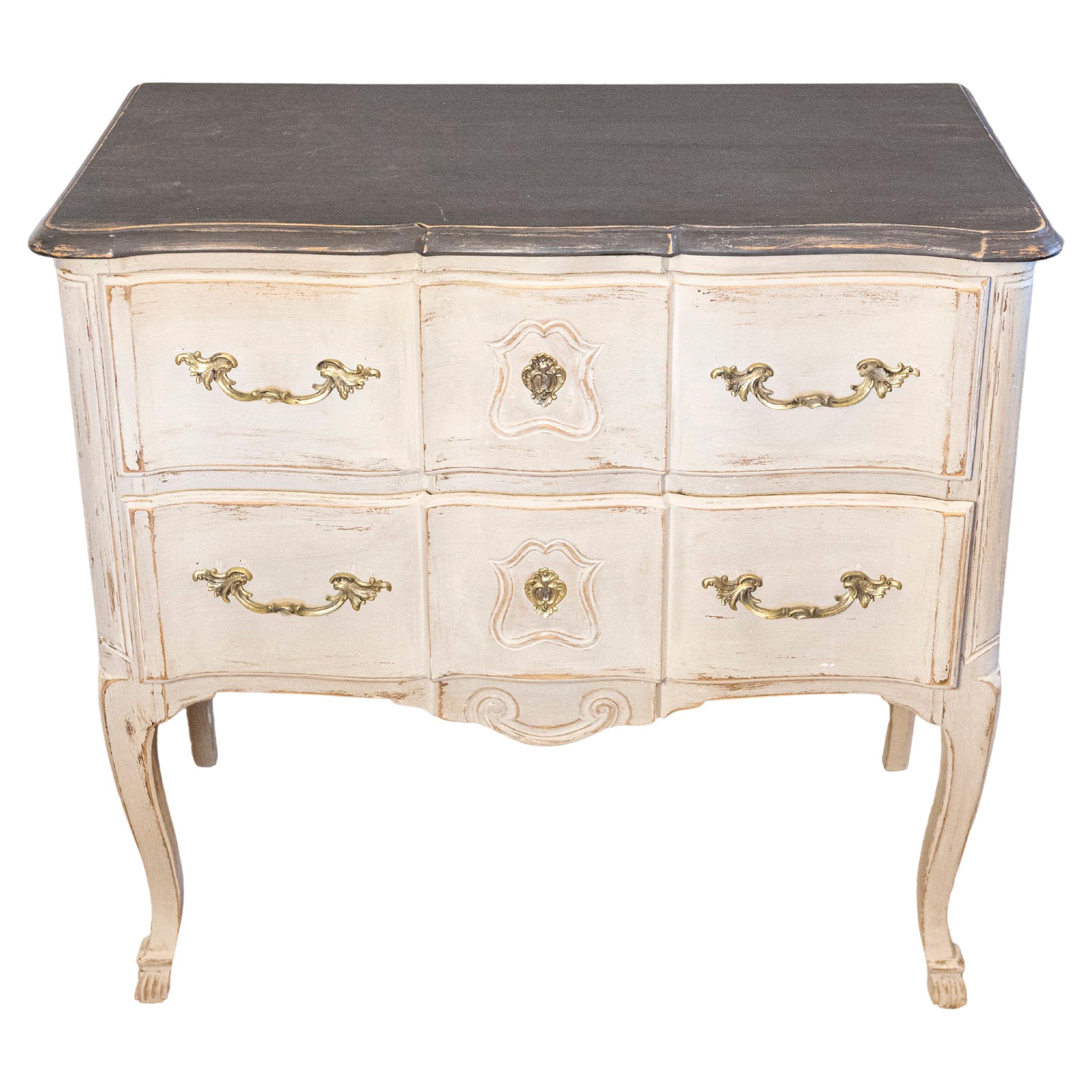 Cómoda Francesa Estilo Luis XV Años 1910 Pintada de Gris con Herrajes de Bronce Rococo en venta