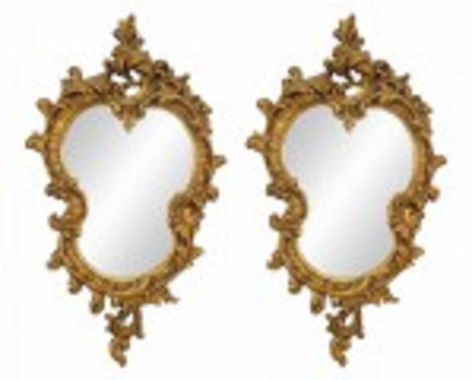 Dos (2) espejos de pared franceses estilo Luis XV (s. XIX-XX) pintados en oro con marco perfilado con diseño de volutas y frontón de filigrana (PRECIADOS CADA UNO).
 