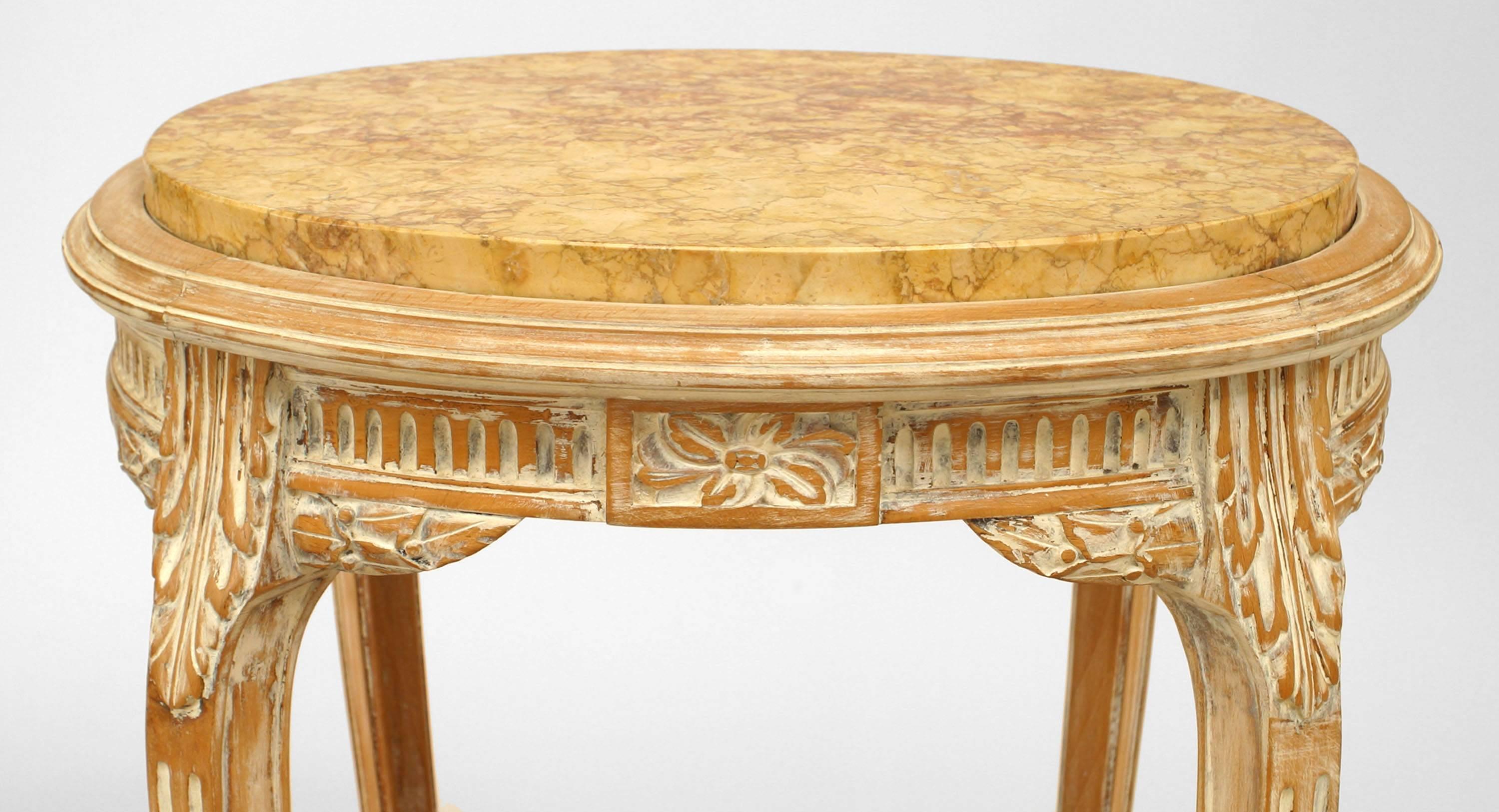 Français Table d'extrémité ovale française Louis XV blanchie en vente