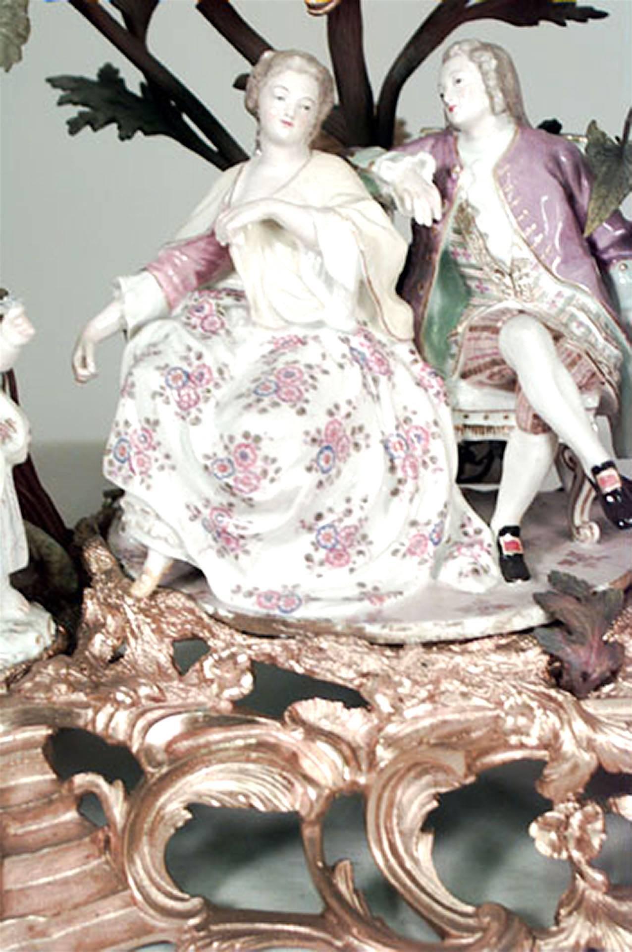 Pendule de cheminée de style Louis XV (19e siècle) en bronze doré et porcelaine à décor floral avec quatre personnages et cupidons de style 18e siècle (Balthazar) *Ne fonctionne pas
