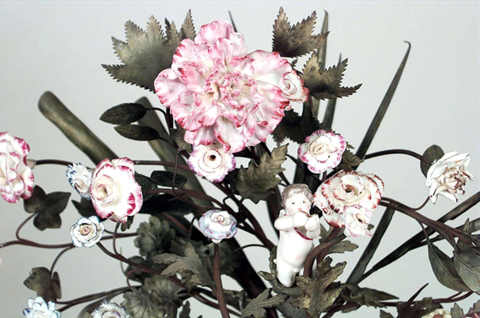 Kaminuhr mit Blumenmuster im Louis-XV-Stil (Französisch) im Angebot